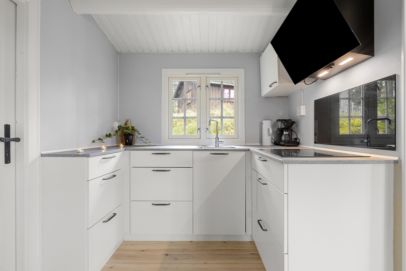 Lekkert og moderne kjøkken fra 2020 med innredning fra Kvik og integrerte hvitevarer. Galleribilde