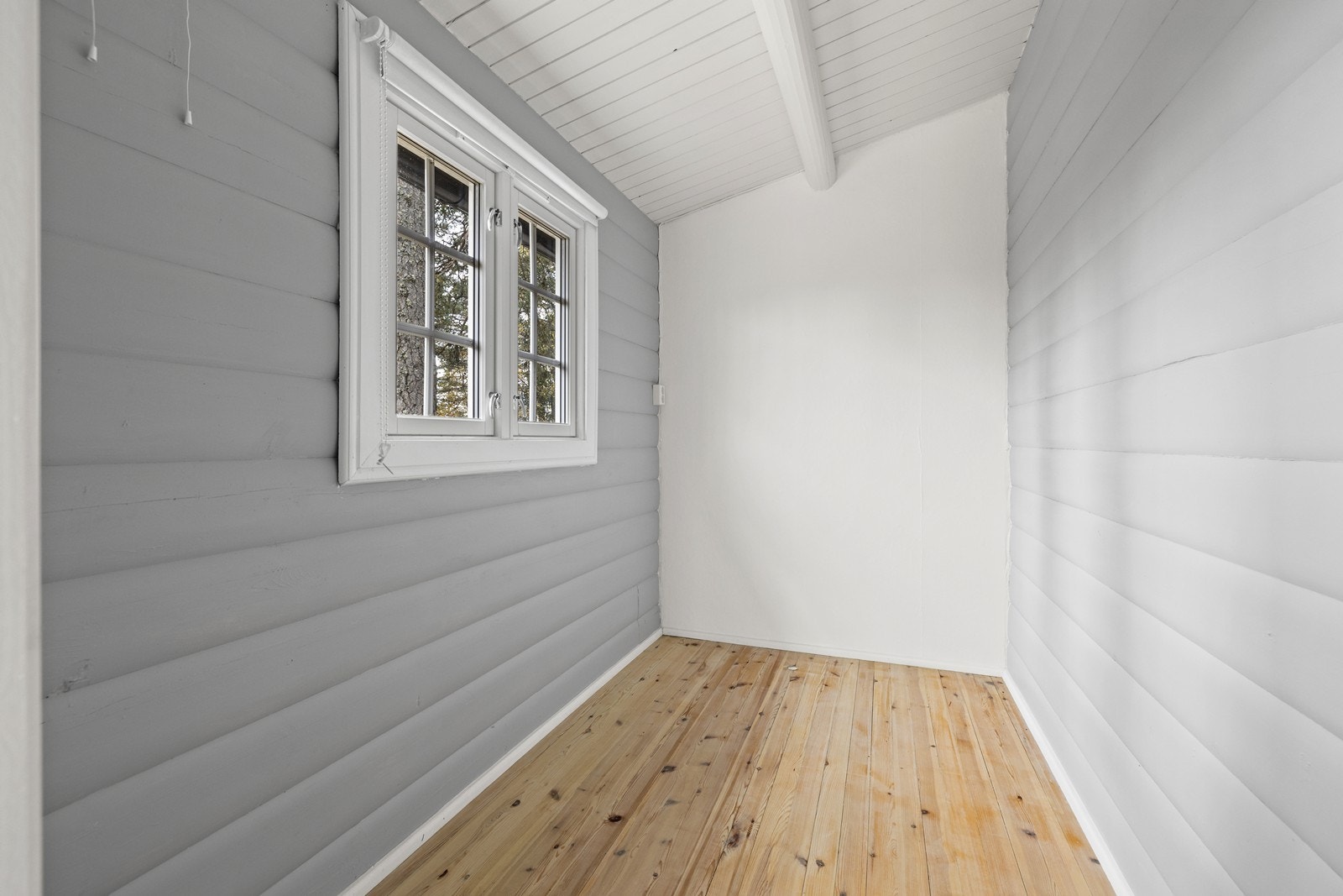 Praktisk bod som kan brukes til lagring eller hobbyrom. Galleribilde