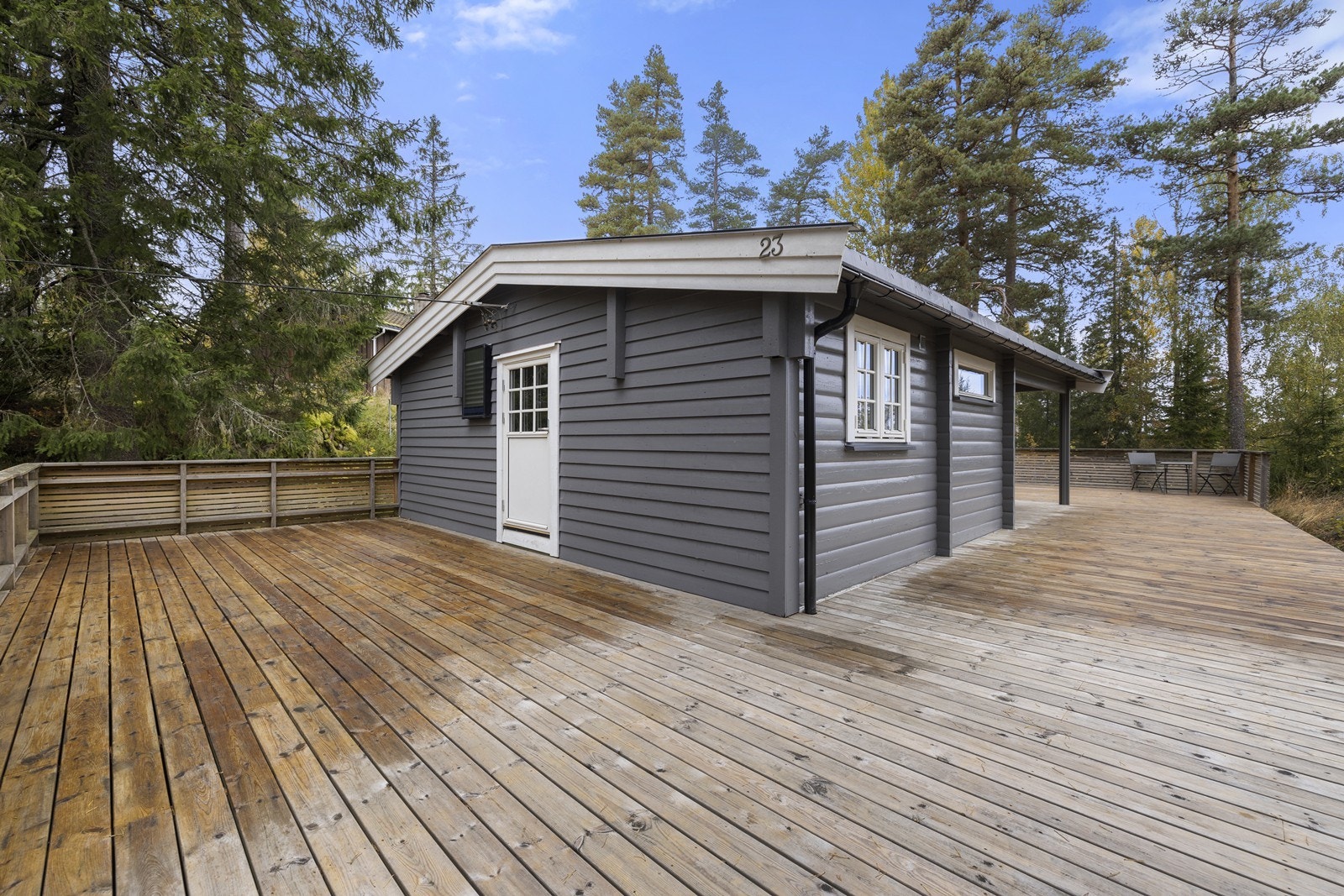 Pent opparbeidet uteområde rundt hytta med singlet sti og redskapsbod for god oppbevaring. Galleribilde