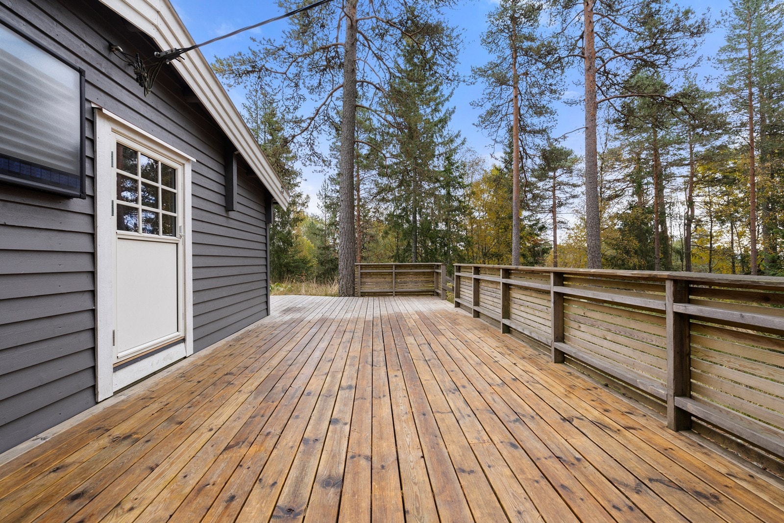 Romslig terrasse med god plass til både spisegruppe, solsenger og grill. Galleribilde