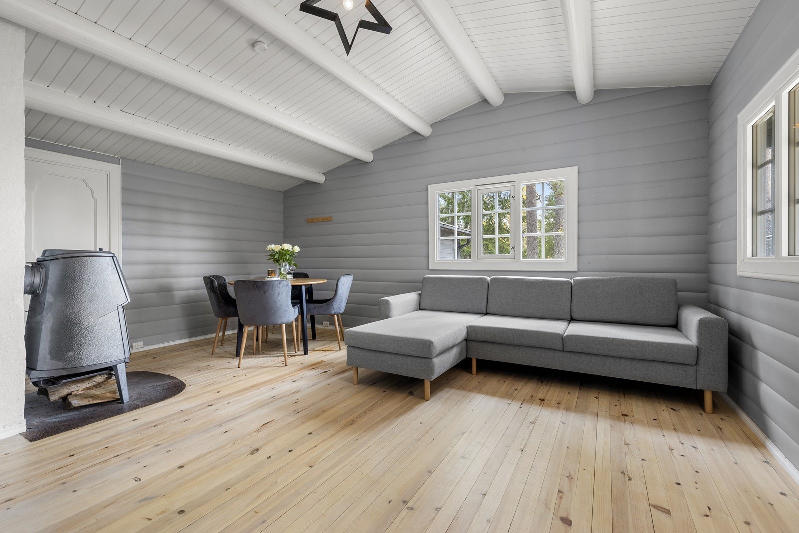 Stuen er enkel å møblere og har godt med lysinnslipp fra vindusflater samt en naturskjønn utsikt. Galleribilde