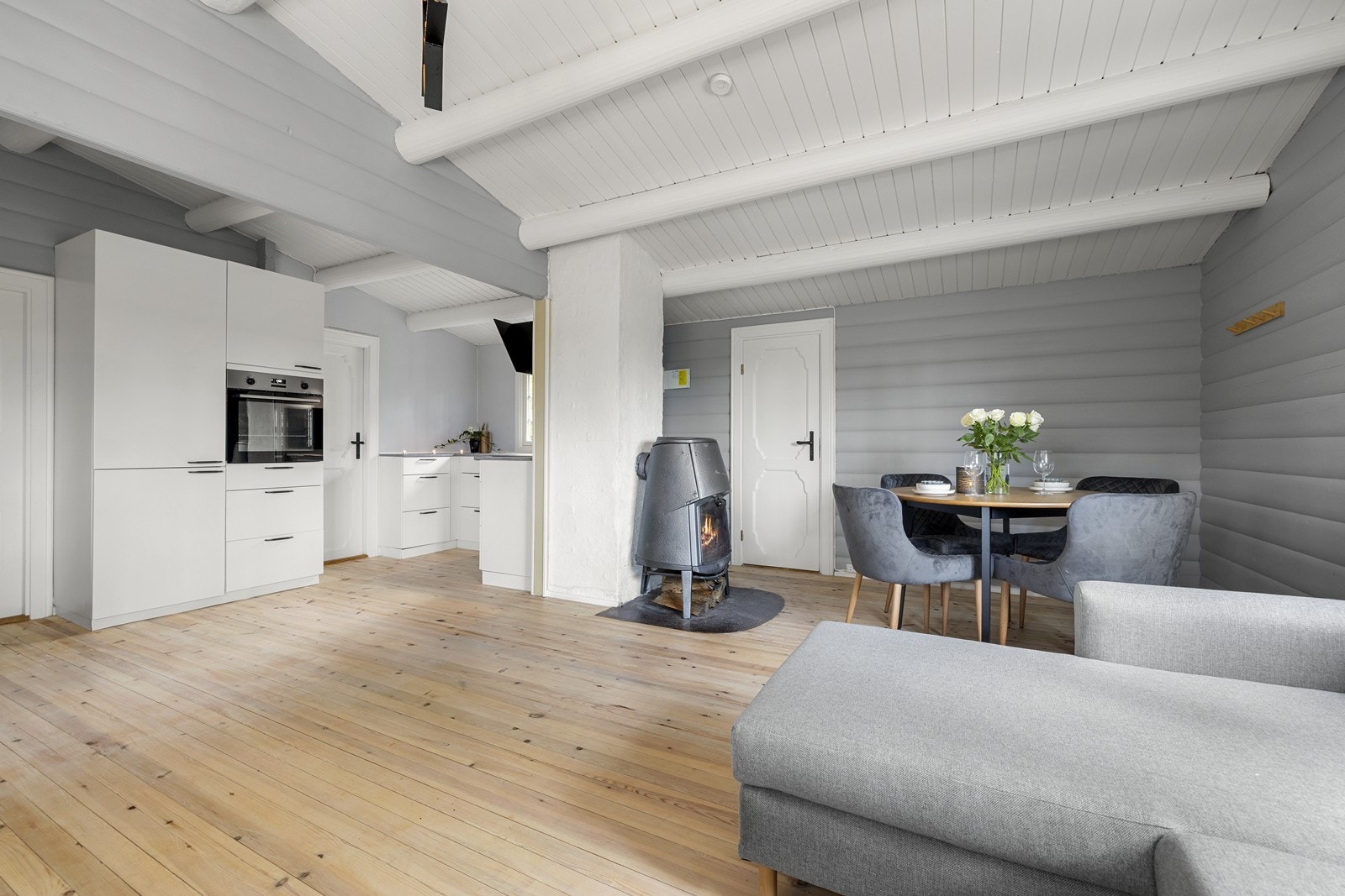 Stuen og kjøkkenet utgjør et sosialt og åpent areal. Galleribilde