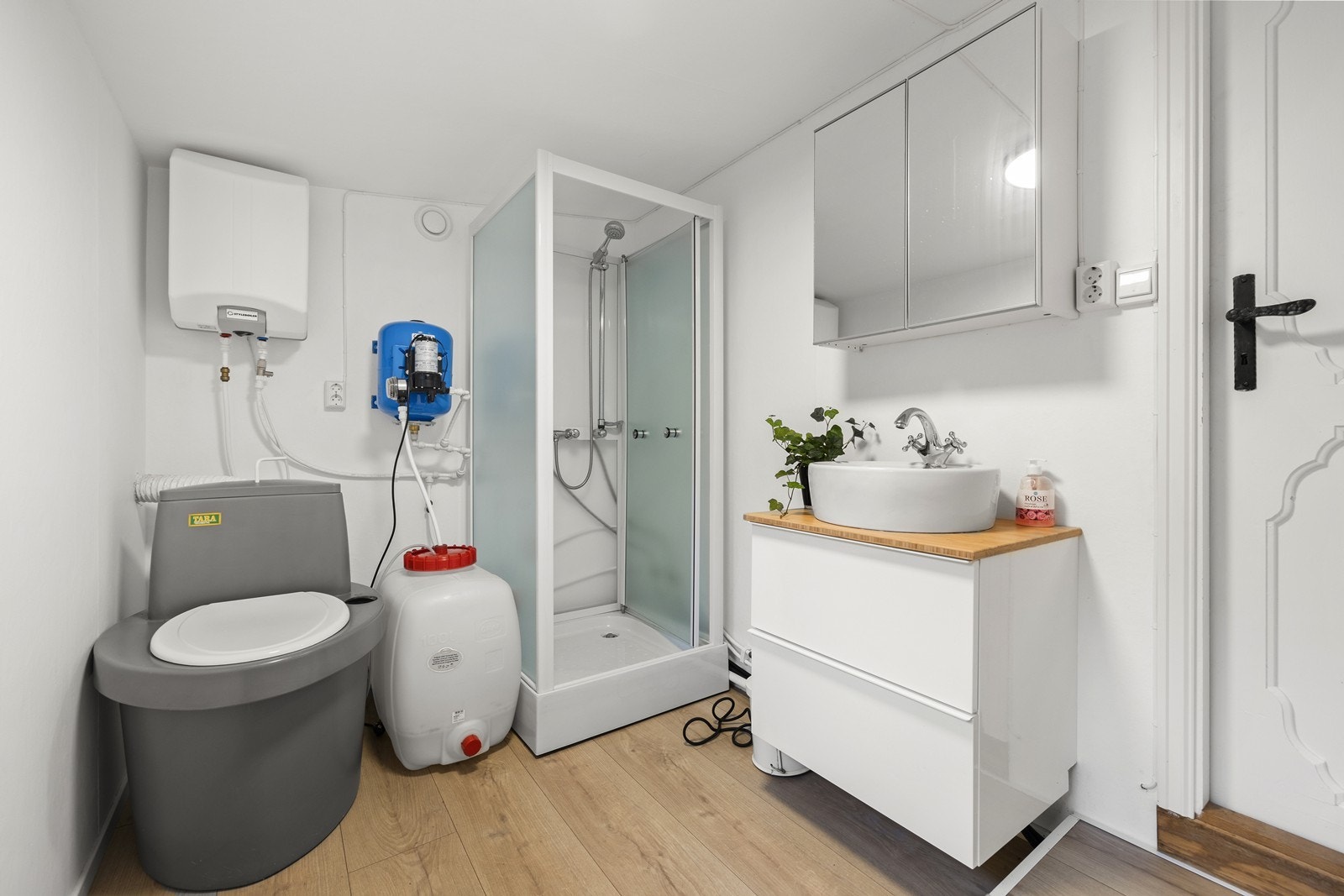 Hytta har innlagt sommervann frem til det går mot vinter. Det er også fullt mulig å hente vann i pumpehuset ved bommen når sommervannet er stengt. Galleribilde