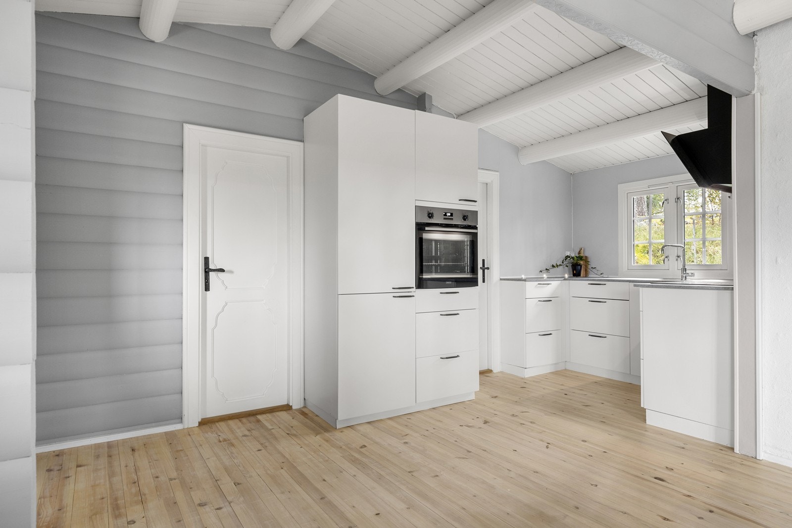 Integrert stekeovn i ergonomisk høyde og kombinert kjøl/frys i høyskap. Galleribilde