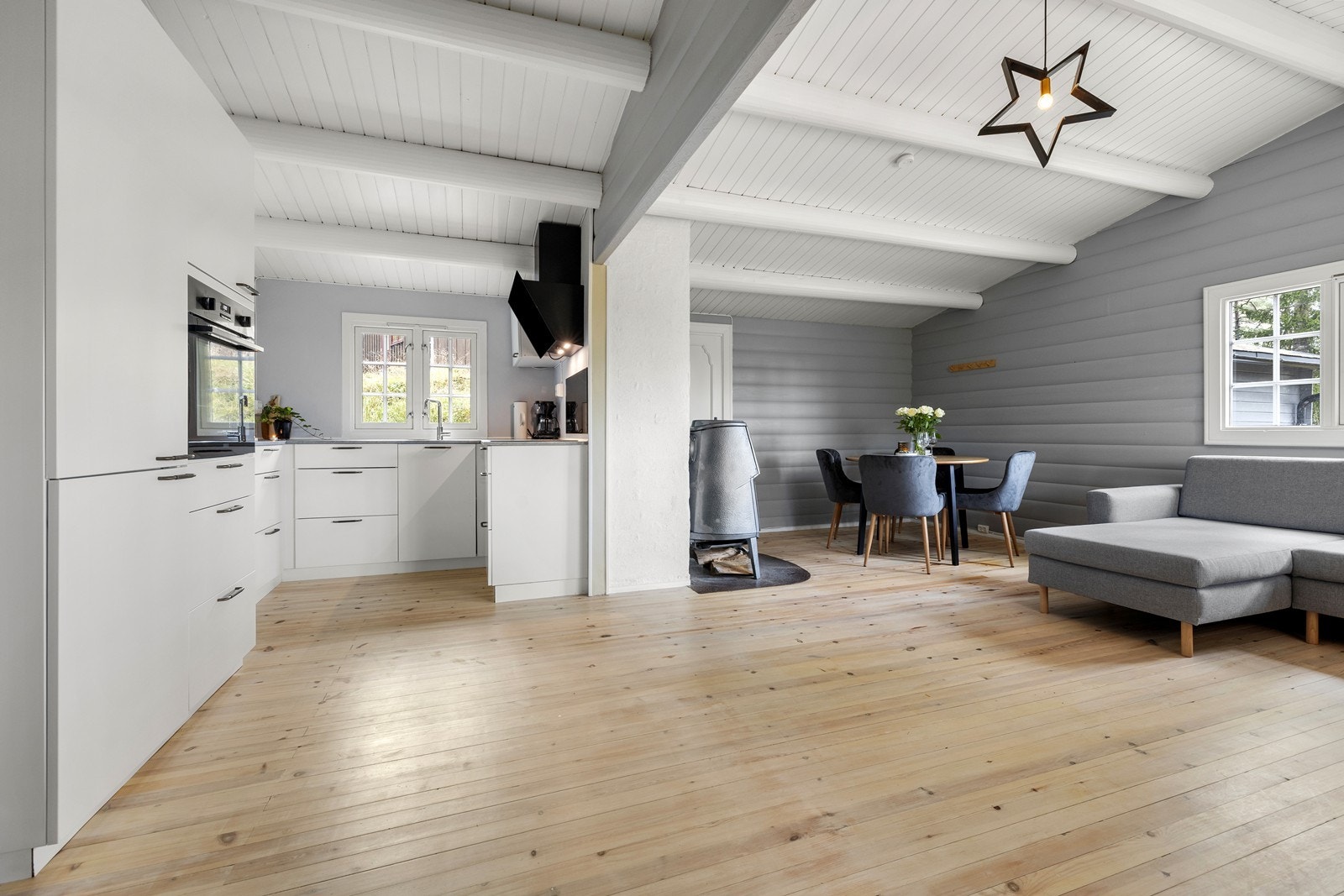 Her presenterer vi en sjarmerende fritidsbolig, idyllisk plassert i Enebakk. Galleribilde