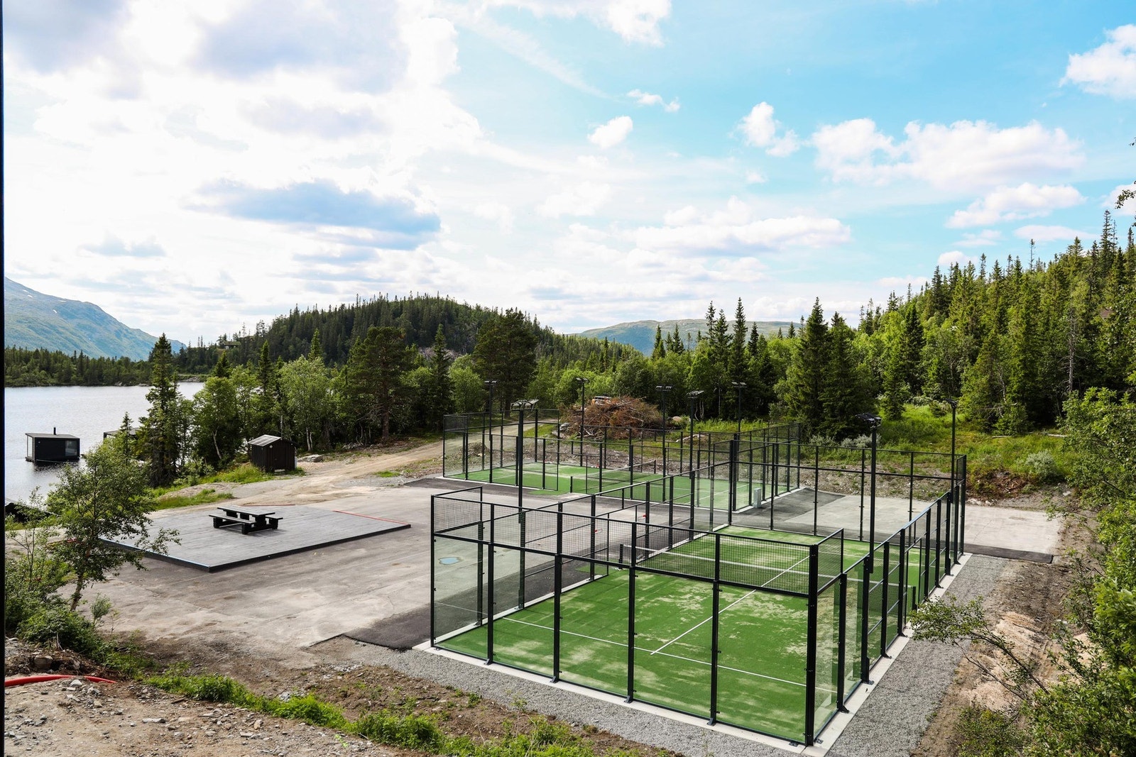 Hotellet har utvendige padelbaner for utleie. Galleribilde