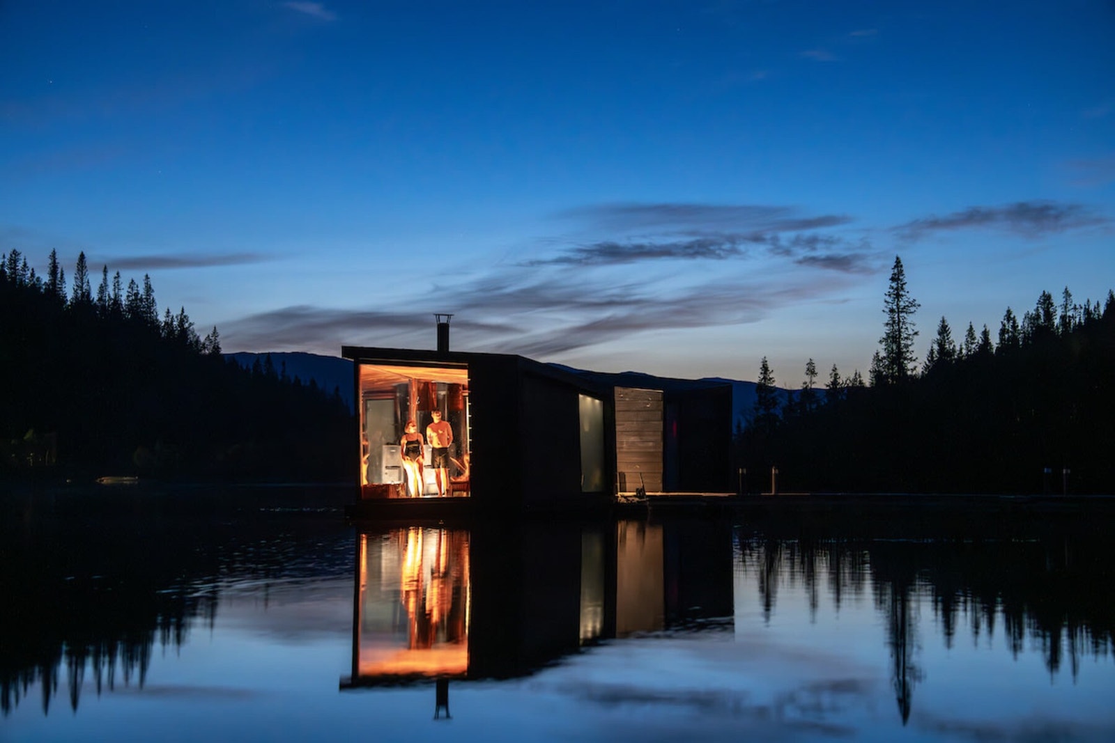 Hotellet ligger rett ned bakken for leiligheten. Her kan du bl.a leie flytende badstue Galleribilde