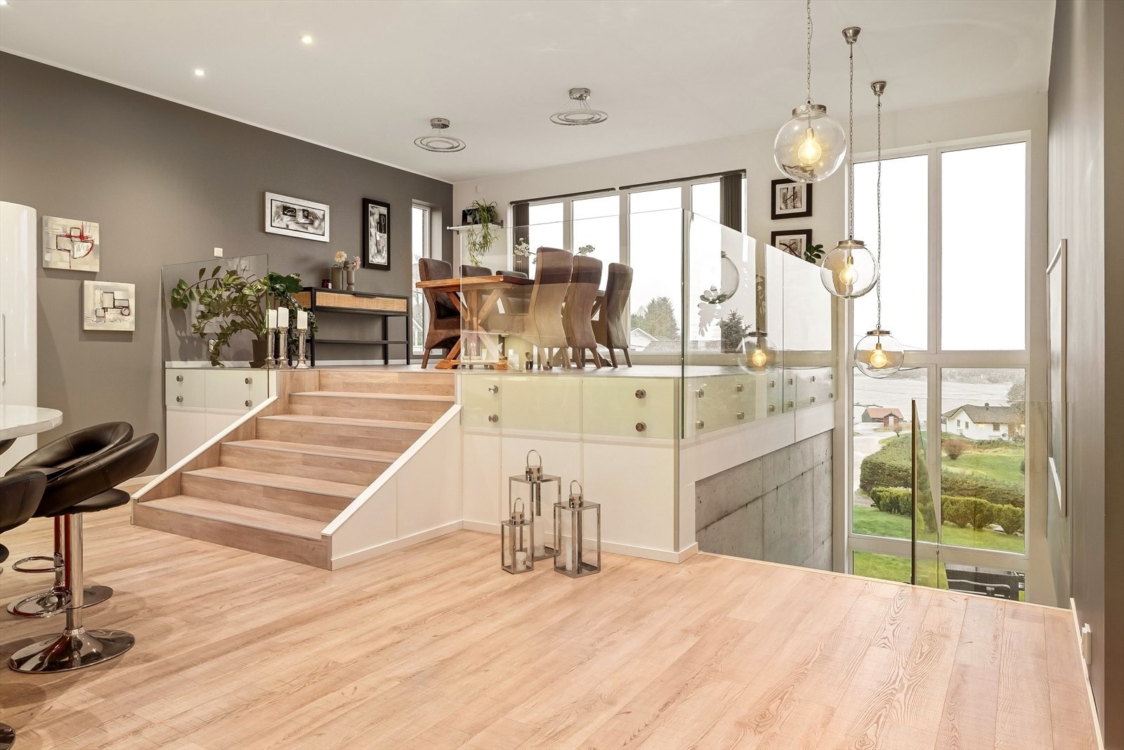 Boligen inneholder 9 soverom, 5 bad, 4 terrasser, balkong, garasje, og egen utleieleilighet! Galleribilde