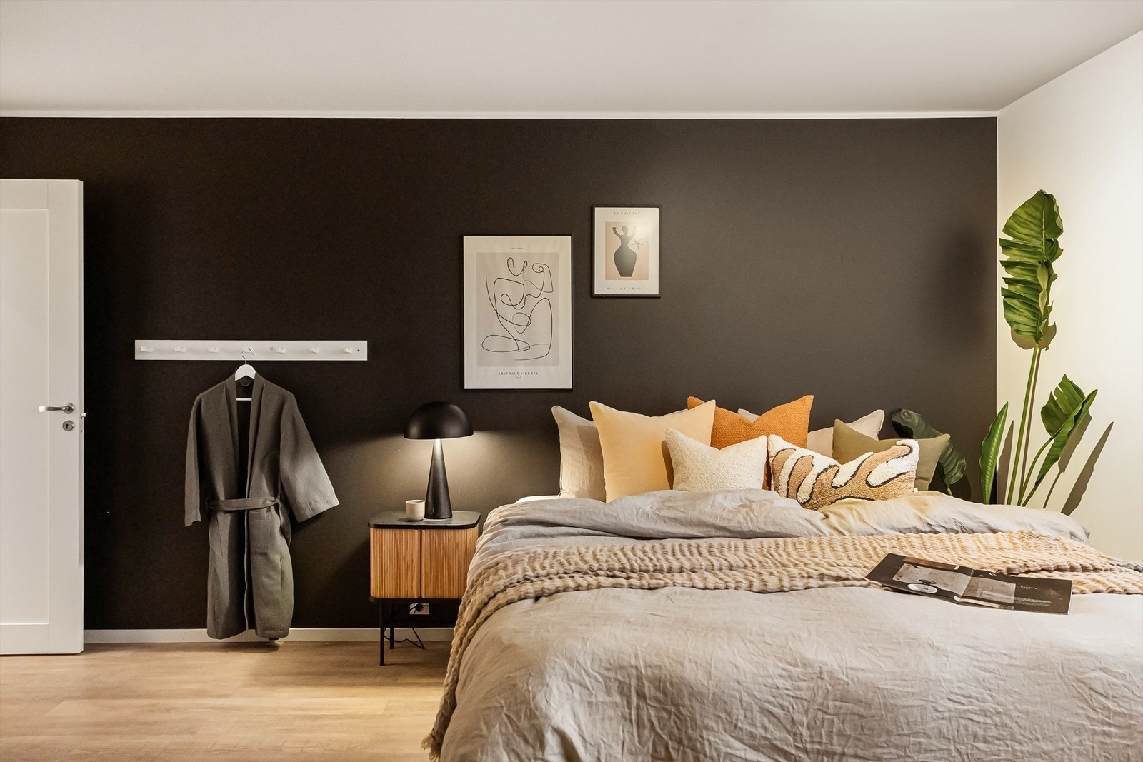 Hovedsoverommet gir et eksklusivt preg med både walk-in garderobe og direkte tilgang til eget bad. Galleribilde