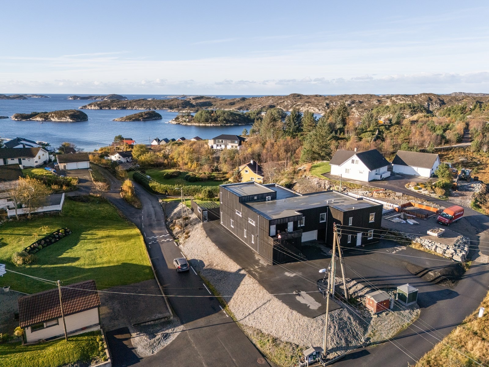 Oversiktsbilde med kort vei ned til sjø Galleribilde