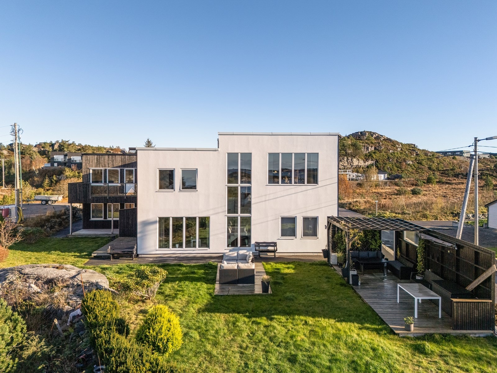 Christer Haugen i Fana sparebank Eiendom inviterer deg til visning til en sjelden stor bolig - Huset er hele 500 kvm stort i BRA - Egen separat utleieleilighet Galleribilde