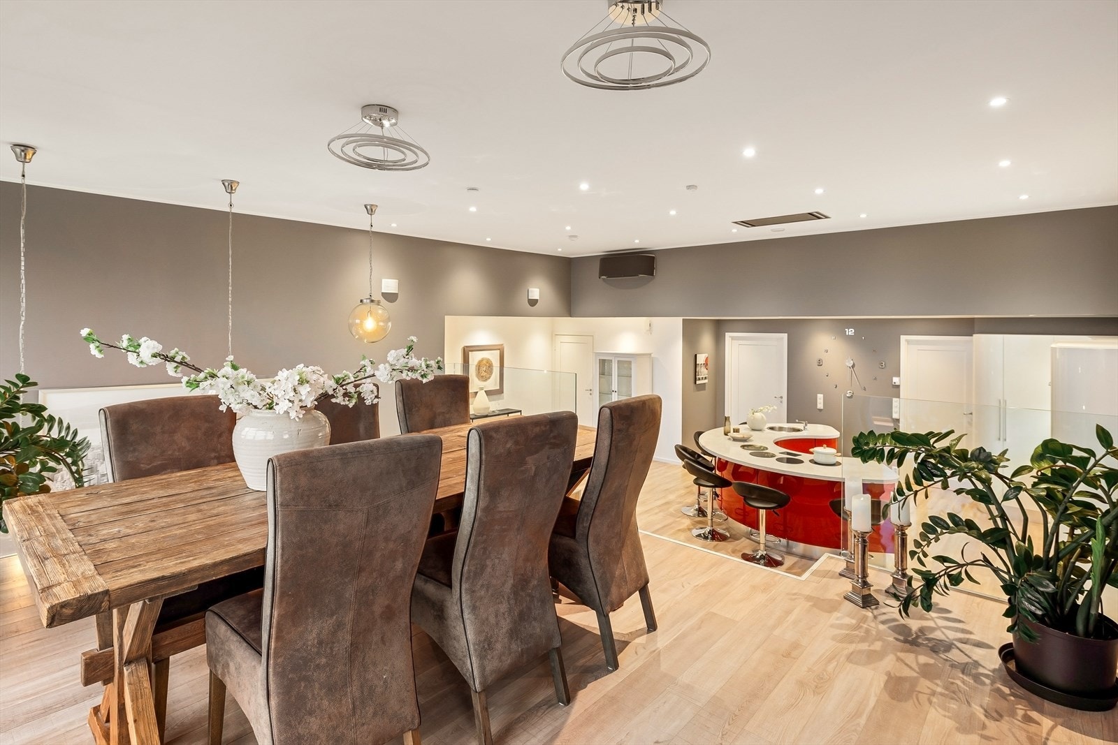 Det åpne landskapet er perfekt for vertinnen eller verten - det er enkelt å være sosial fra kjøkkenet mens gjestene tar seg til rette. Galleribilde