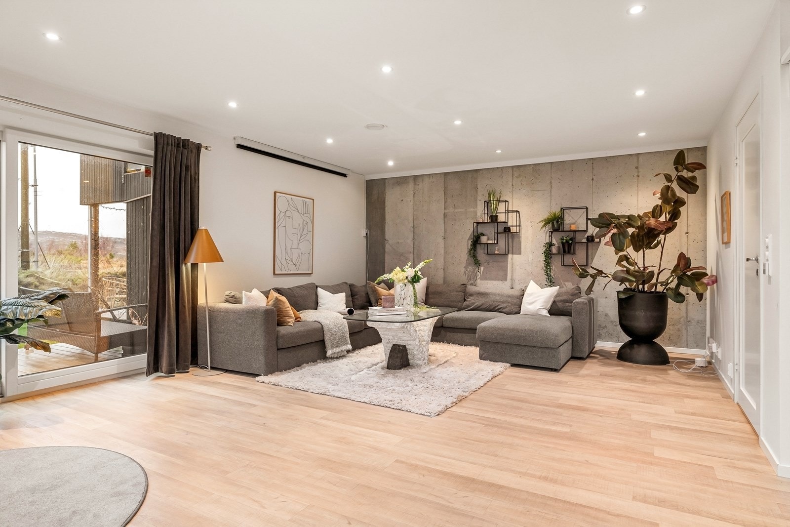 Leiligheten har en gjennomgående god planløsning, med store vindusoverflater og åpne løsninger. Her er det også balansert ventilasjon. Galleribilde