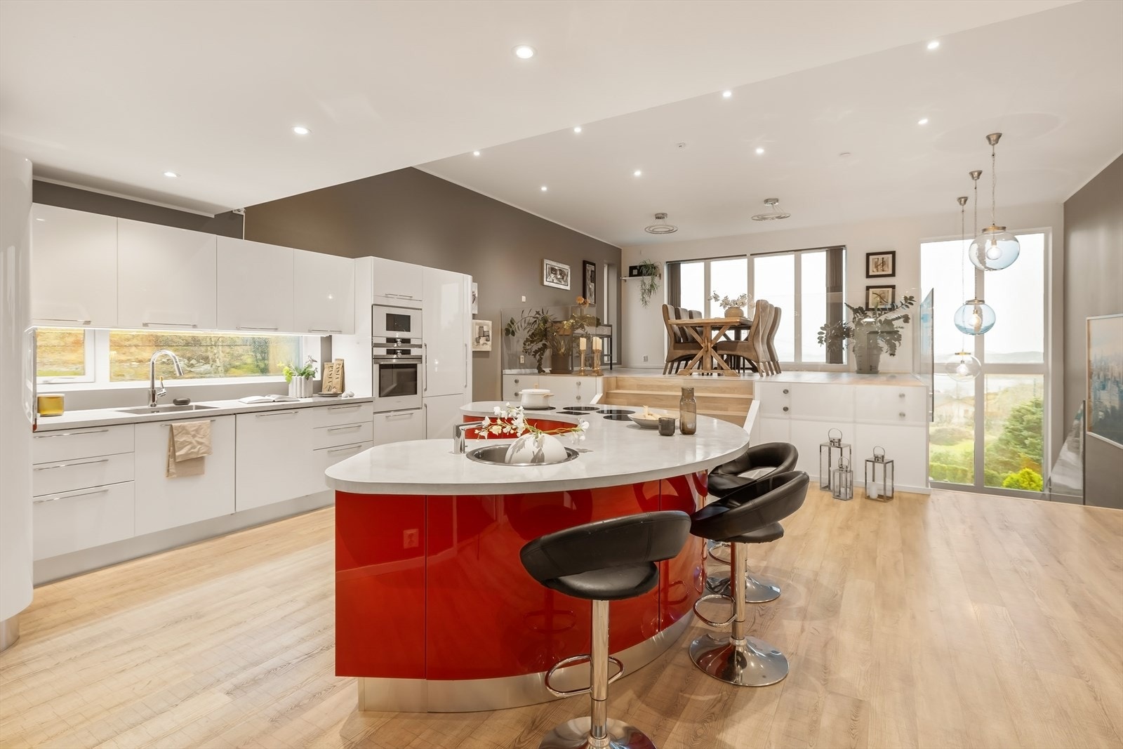 Stilrent kjøkken med hvite, glatte fronter og benkeplate av laminat. Galleribilde