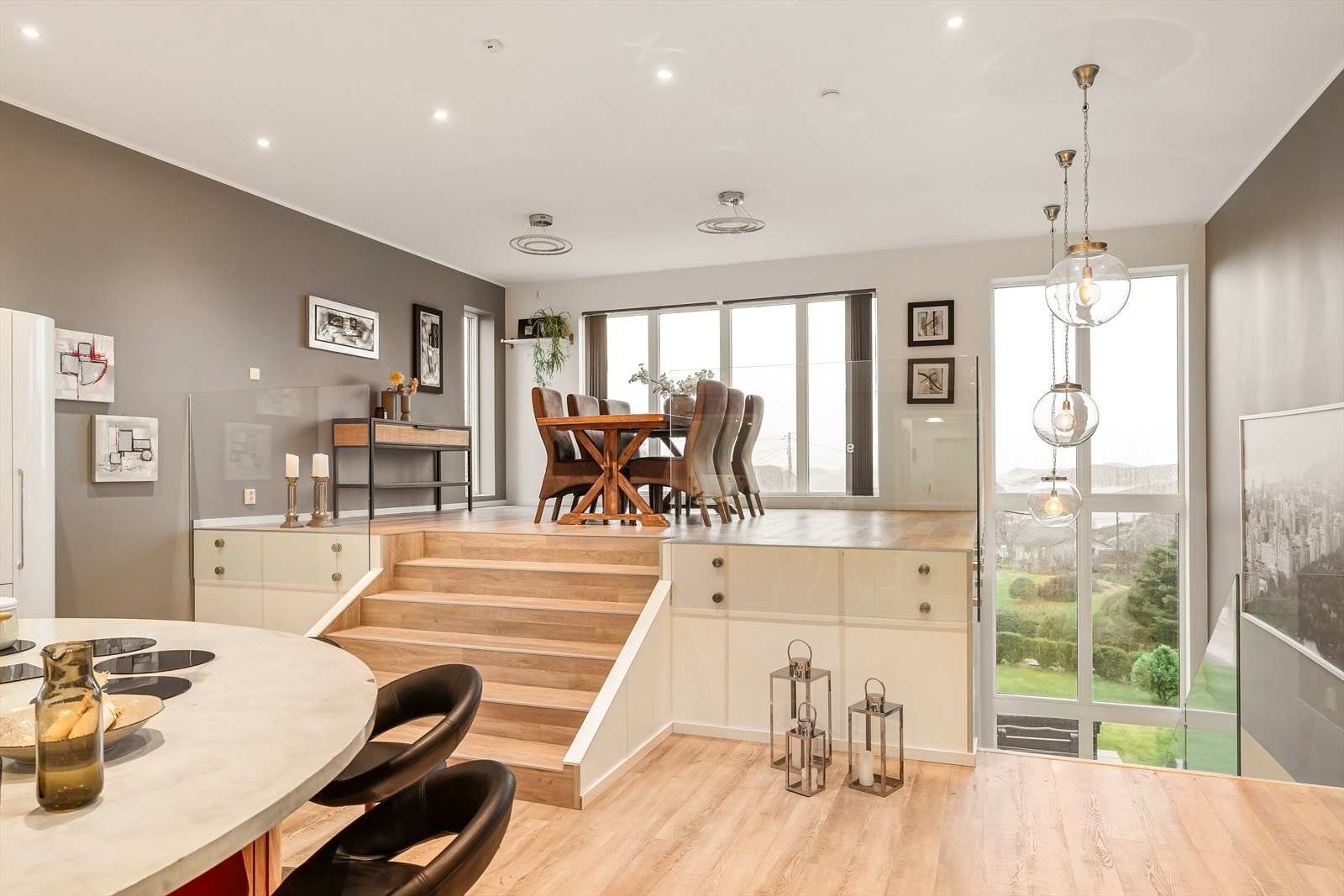 Lekkert og eksklusivt spiseområde med forhøyet beliggenhet og glassinnramming. Galleribilde