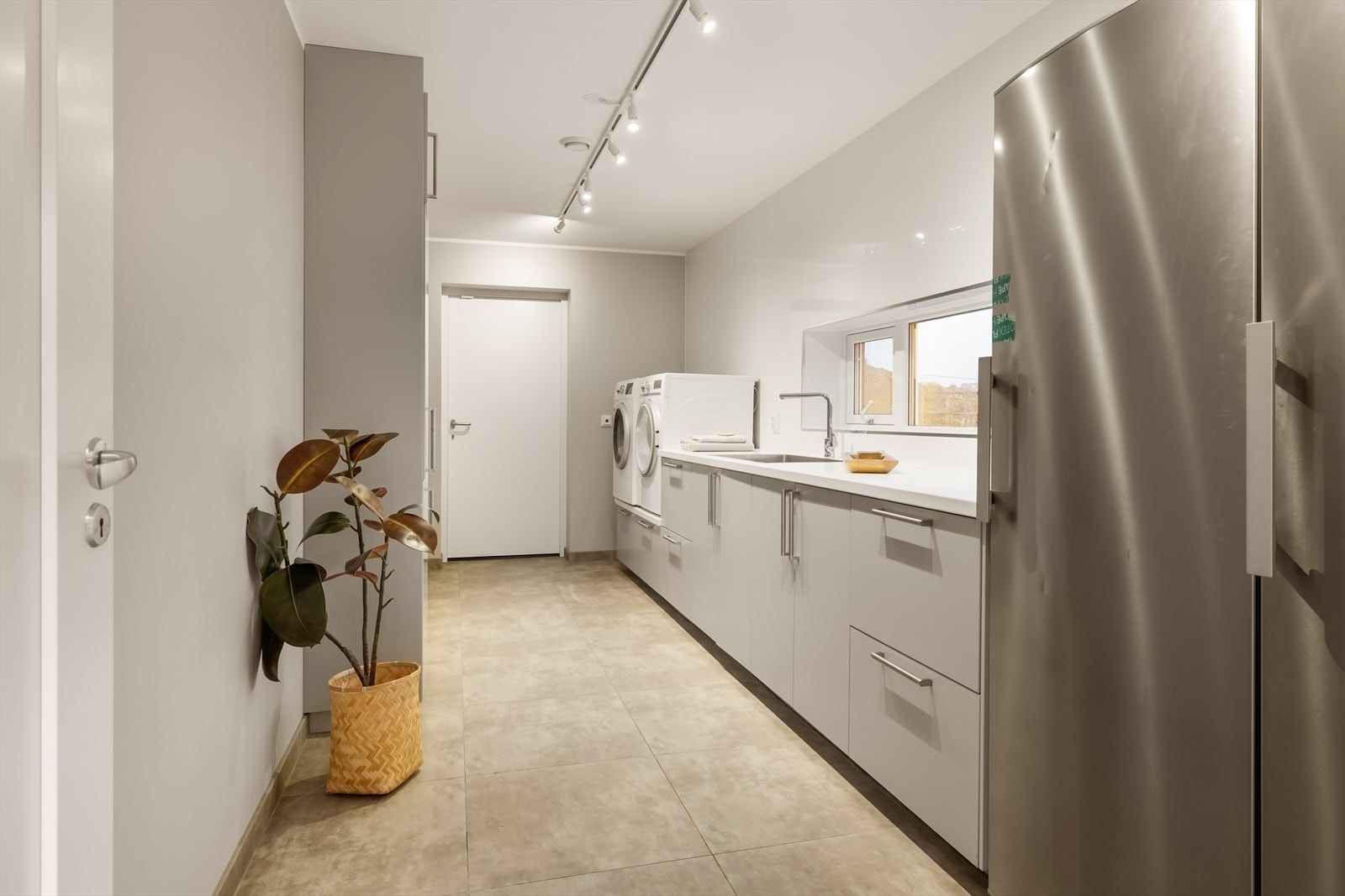 Moderne og stilrent vaskerom, med opplegg for vaskemaskin og tørketrommel samt god skap- og benkeplass! Galleribilde