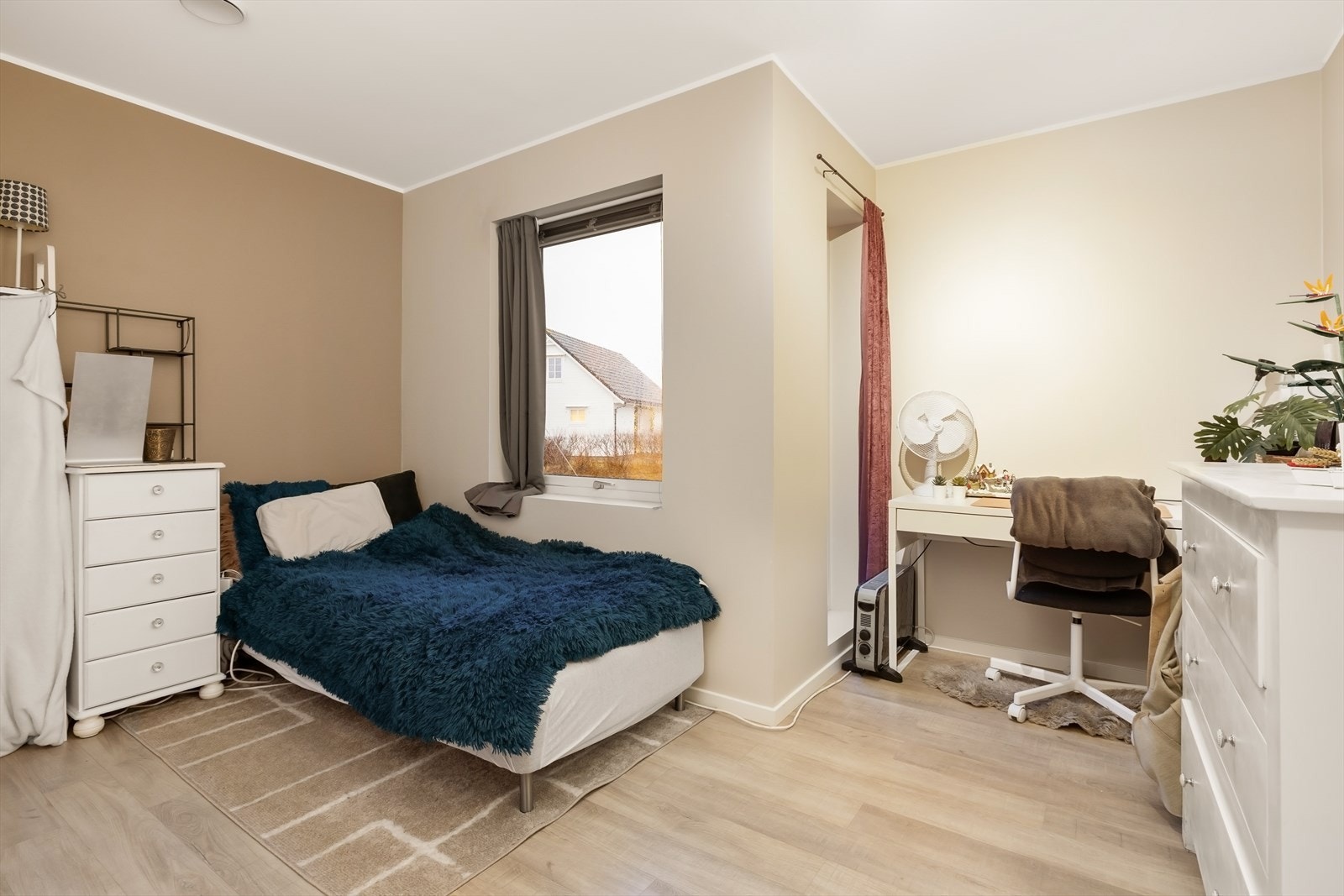 Leiligheten har 3 soverom, én i første etasje og to i andre etasje. Galleribilde