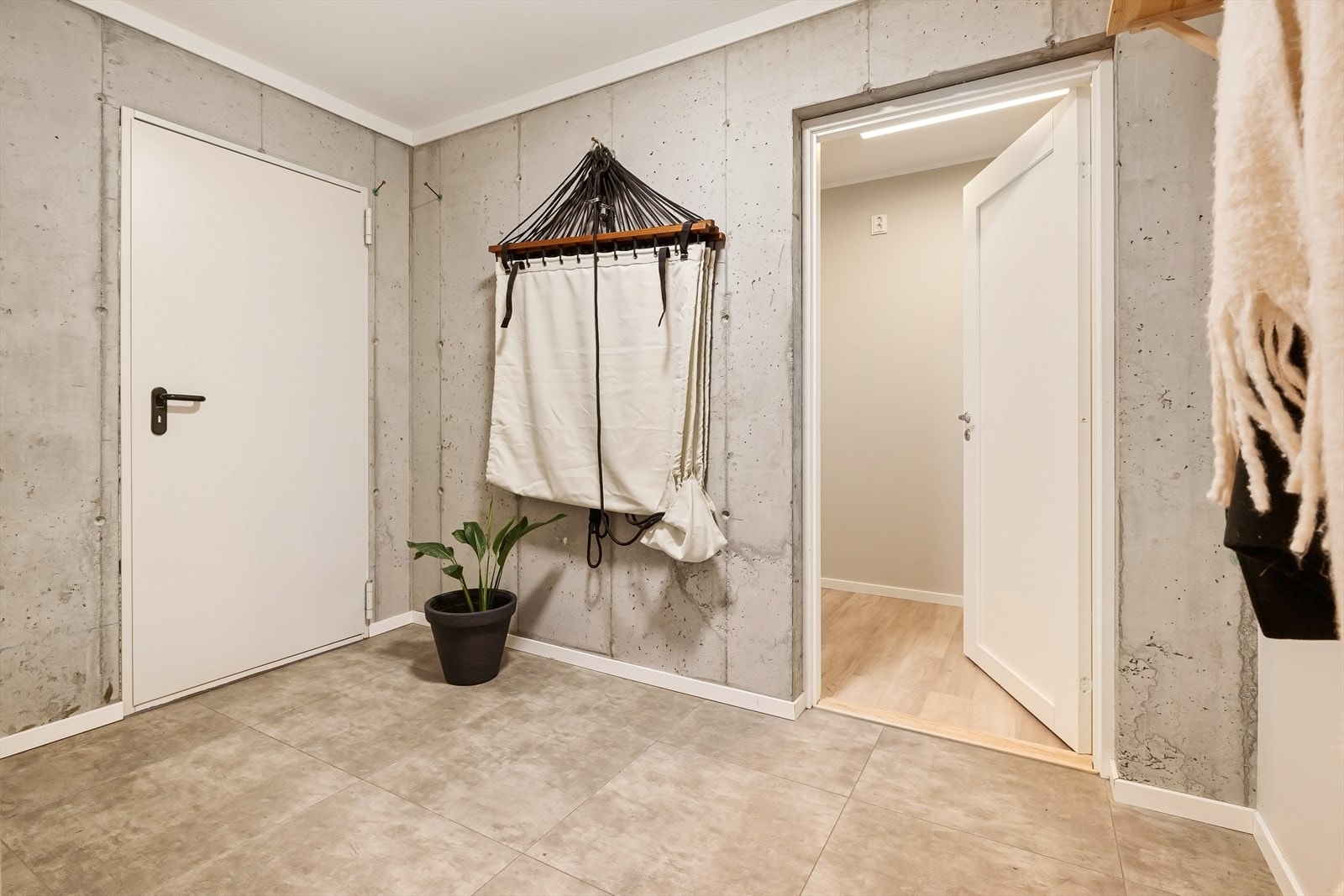 I hoveddelen ligger en funksjonell mellomgang med direkte tilgang til garasjen. Galleribilde