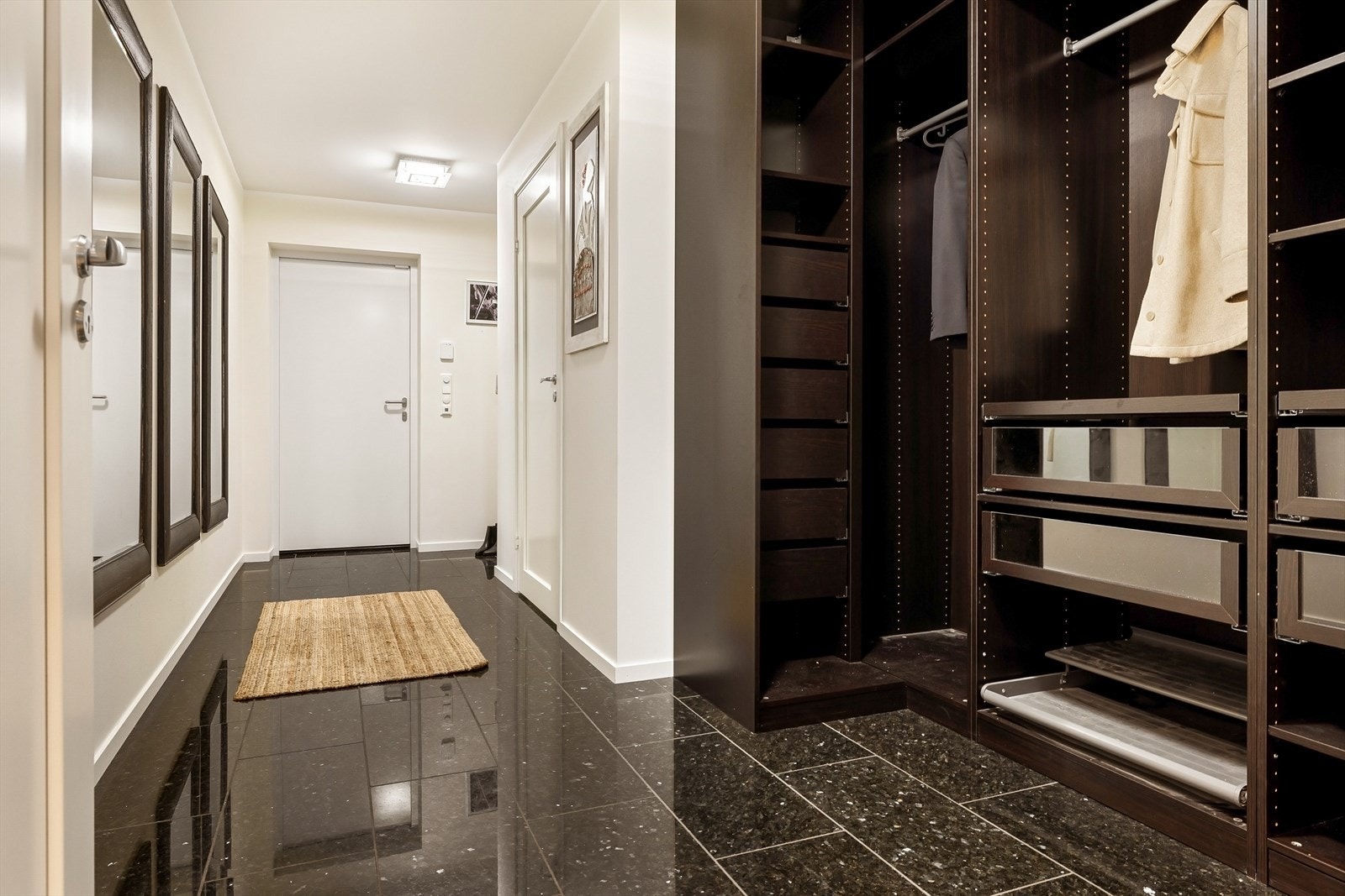 Førsteinntrykket teller - og denne entréen leverer. Her er det fliser for enkel rengjøring og et nydelig mørkt garderobeskap for oppvarming og oppheng av tøy og sko. Galleribilde