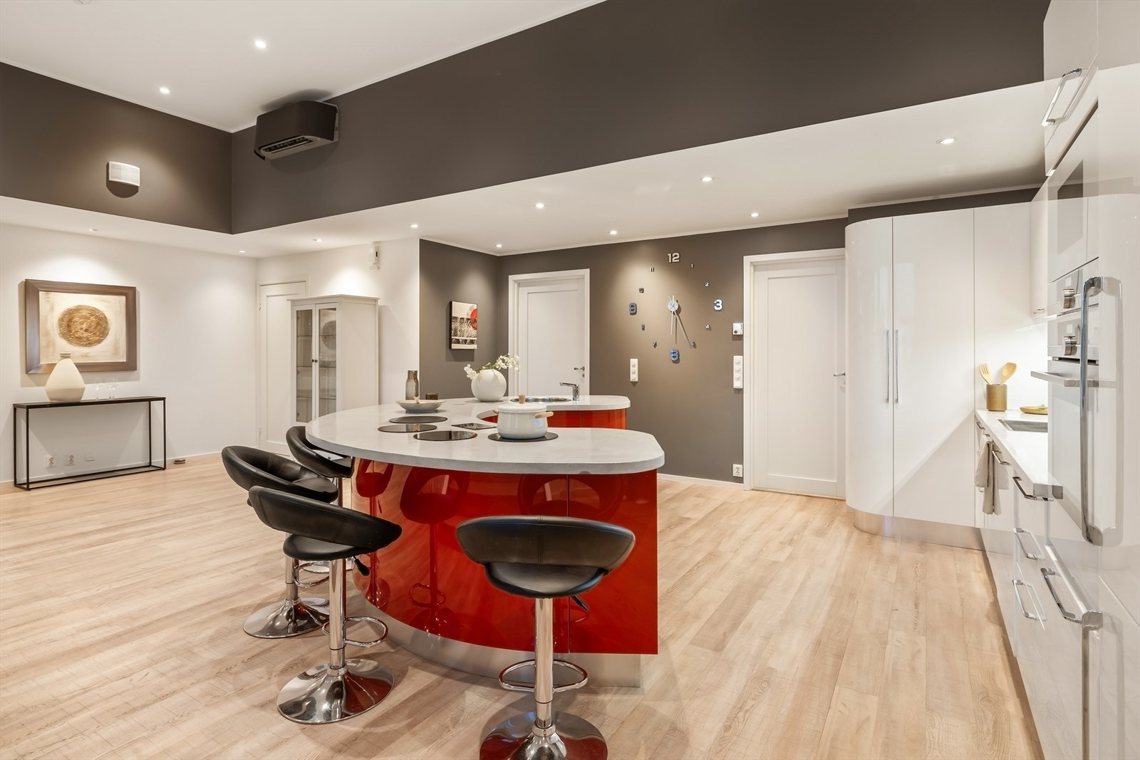 Ellers har boligens hoveddel balansert ventilasjon - her på kjøkkenet er det i tillegg varmepumpe. Galleribilde