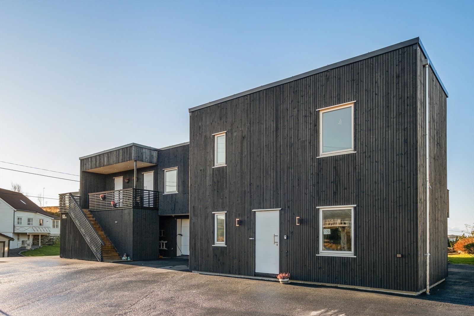 Stor og flott bolig som kan fungere godt som generasjonsbolig med sin helt separate utleiedel. Galleribilde