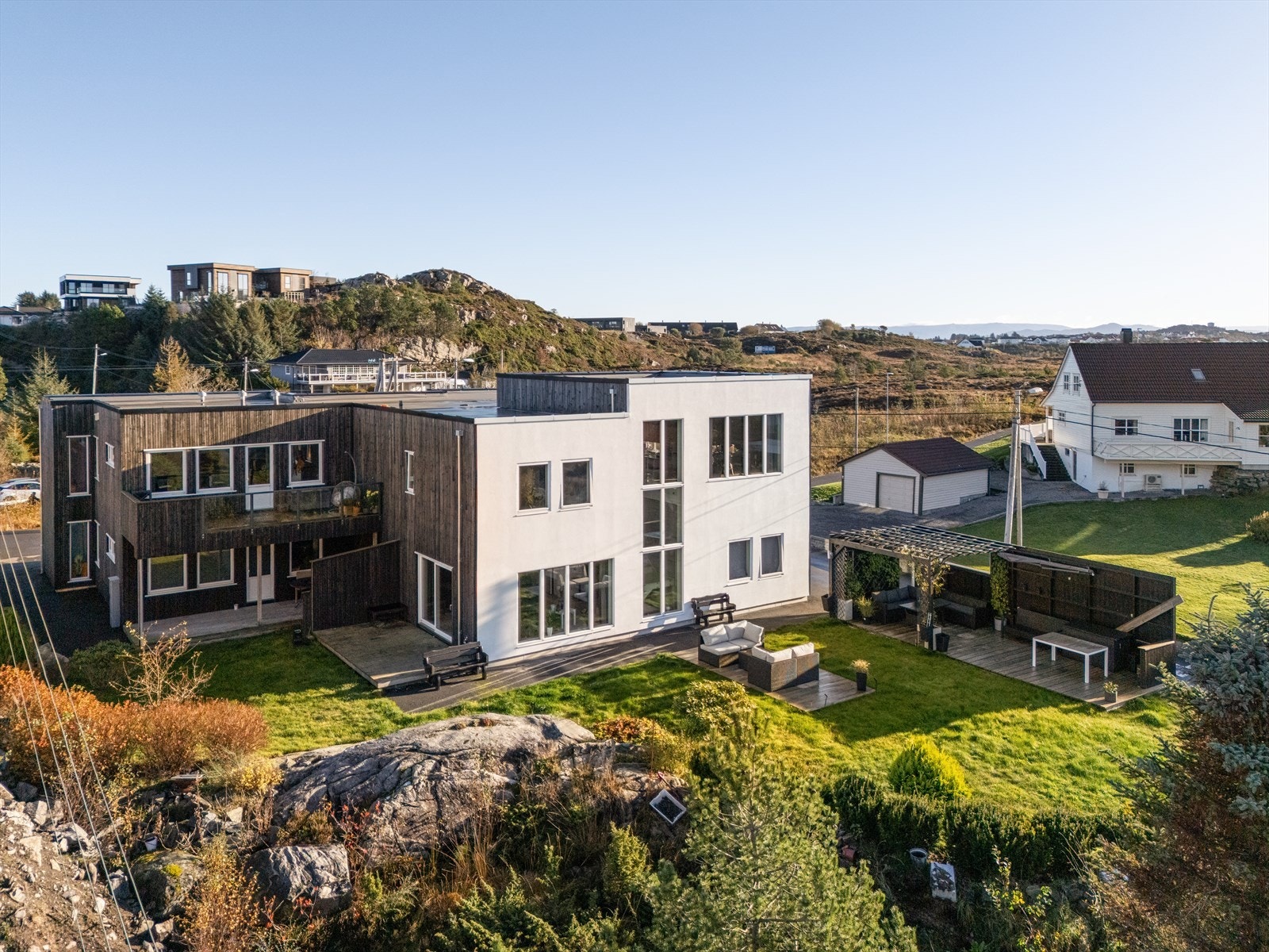 Huset kan være en perfekt generasjonsbolig med sin gode størrelse og helt separate utleidel Galleribilde