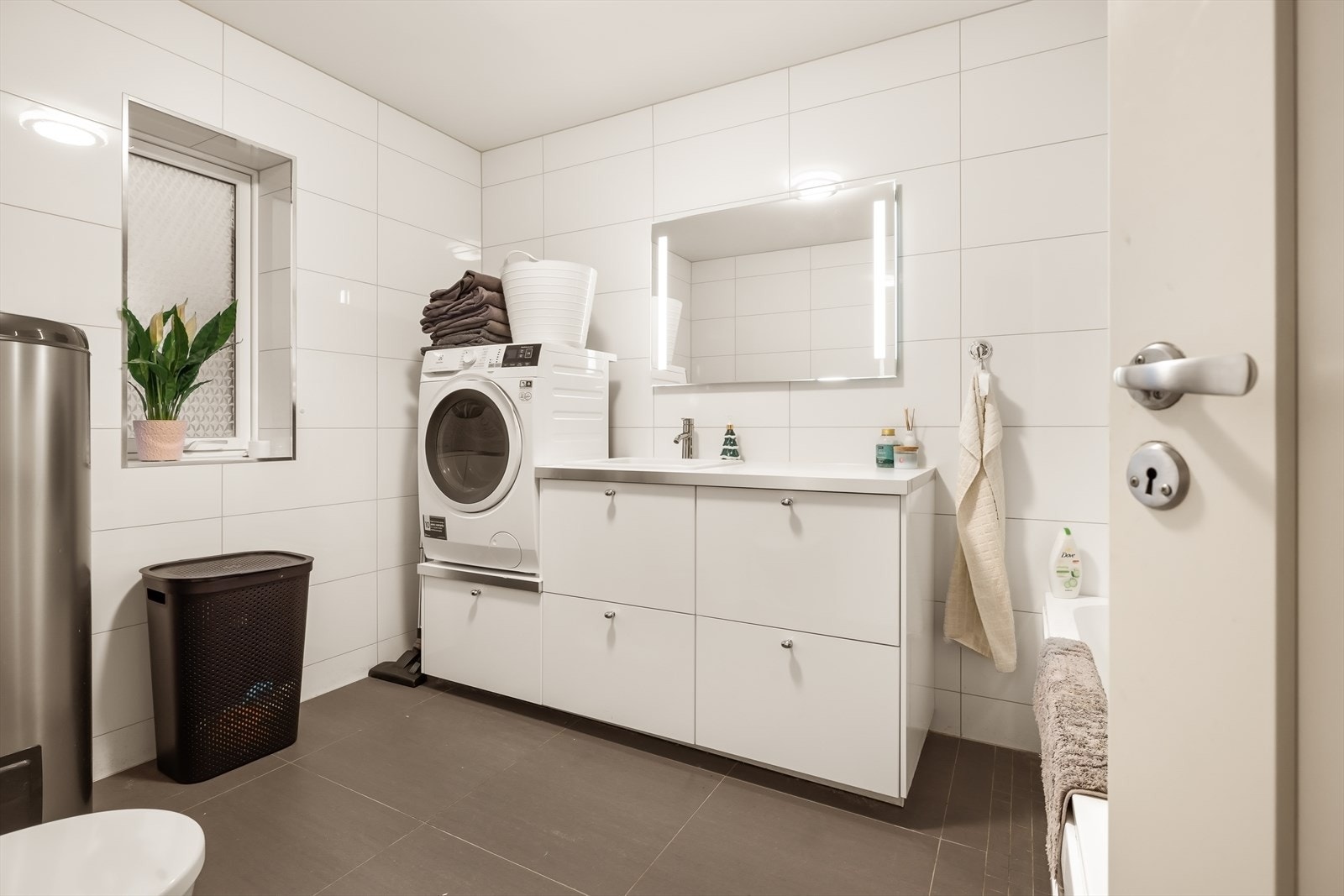 Leiligheten har to bad, praktisk plassert i hver etasje. Begge badene har godt med oppbevaringsplass og varme i gulv. Galleribilde