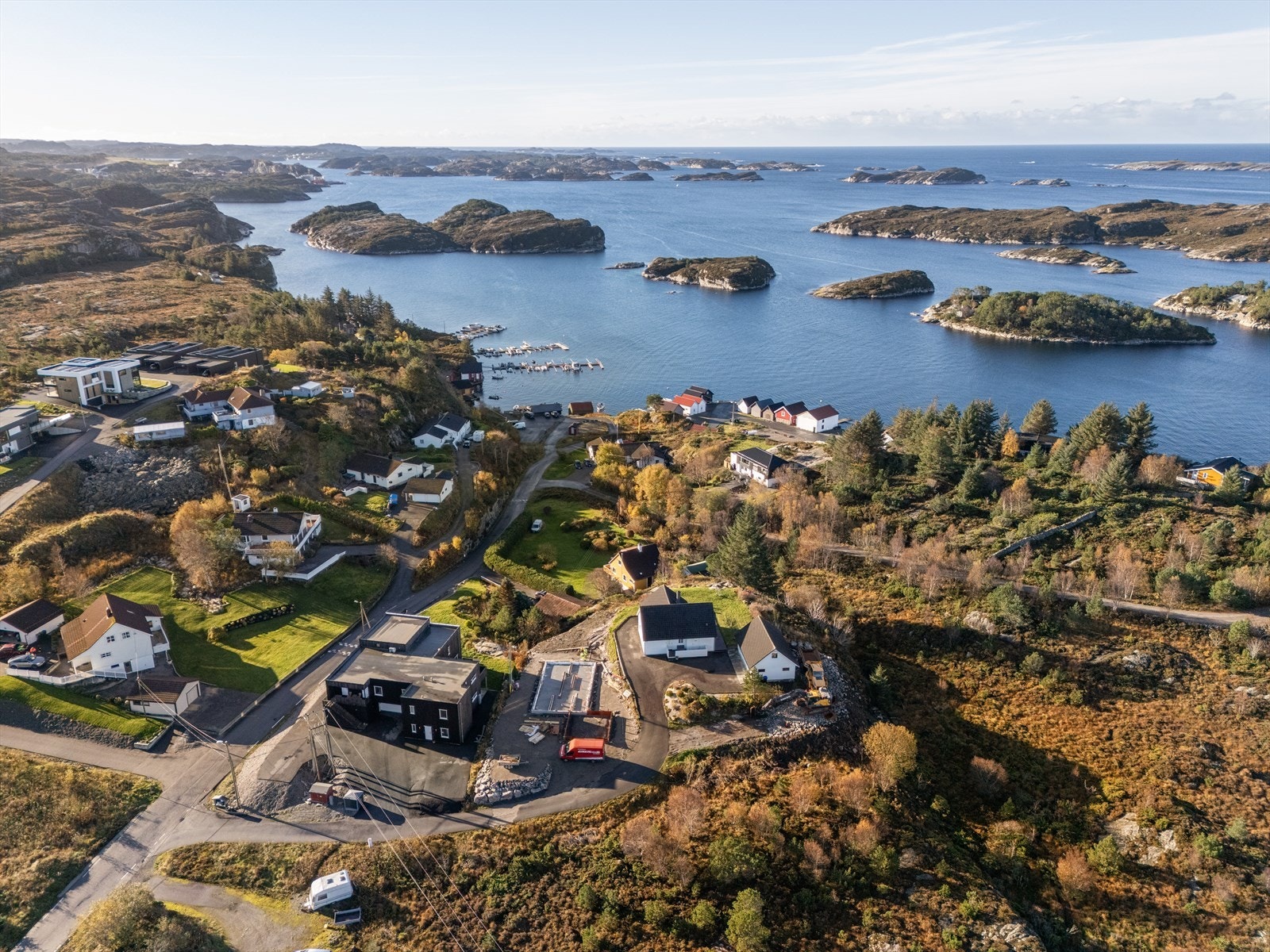 Med sin korte vei til sjøen er dette en bolig som huker av på mange kriterier Galleribilde