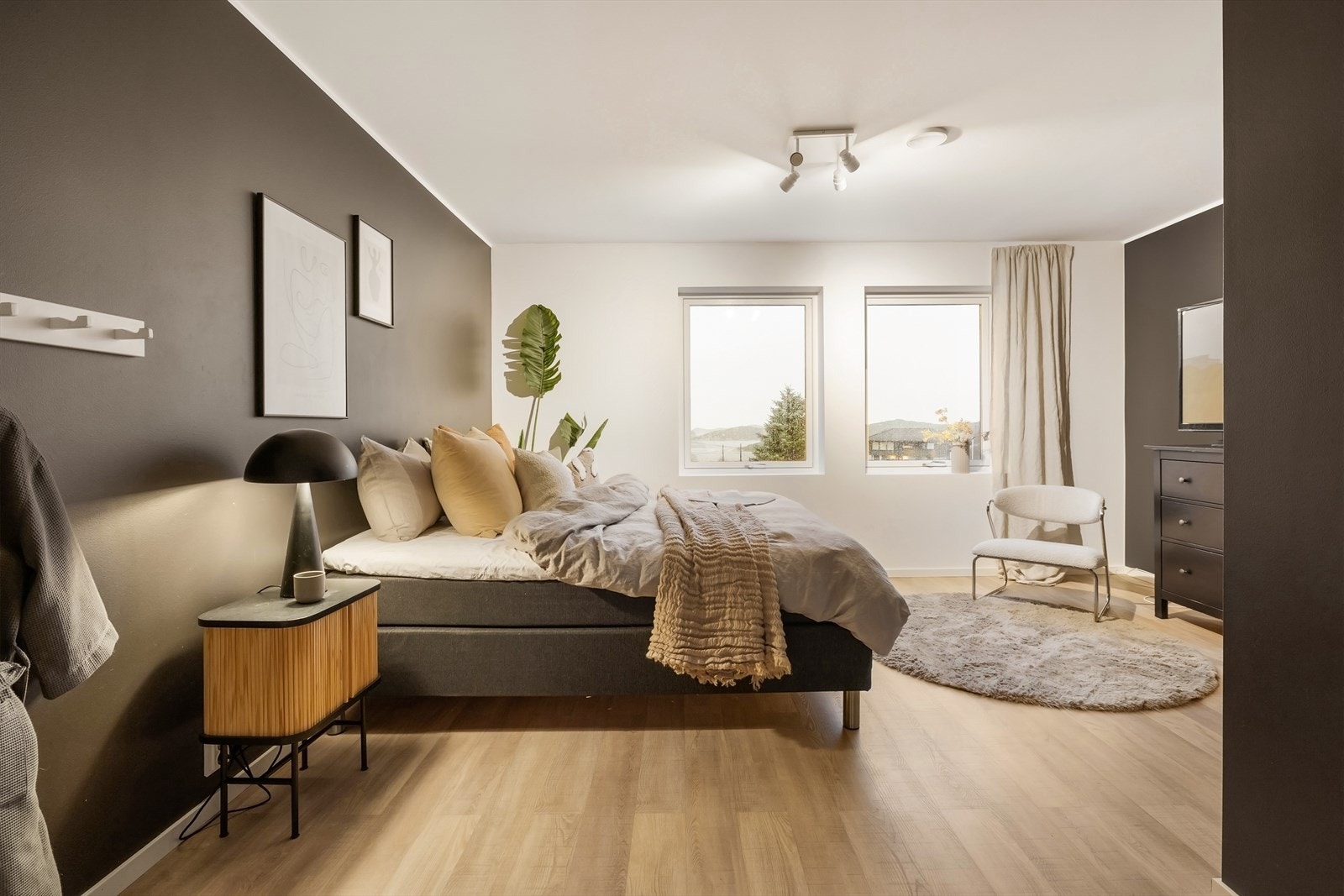 Delikat og stort hovedsoverom malt i mørke og lyse toner for en behagelig atmosfære. Galleribilde