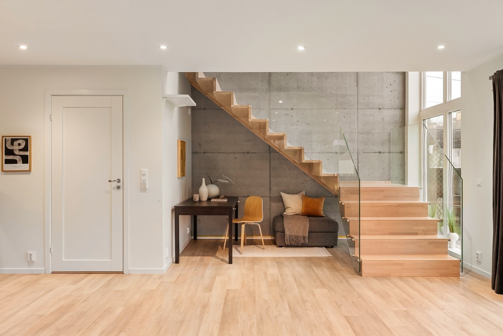 Blant annet elegant repostrapp med rene linjer og moderne uttrykk som leder deg opp til boligens andre plan. Galleribilde