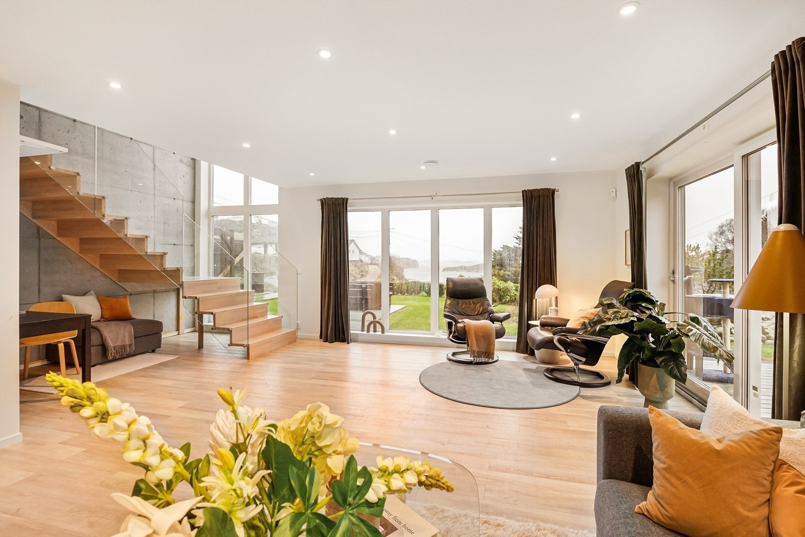 Velkommen inn! Boligen holder gjennomgående høy standard gjennom lekre fargevalg kombinert med kvalitetsmaterialer. Galleribilde