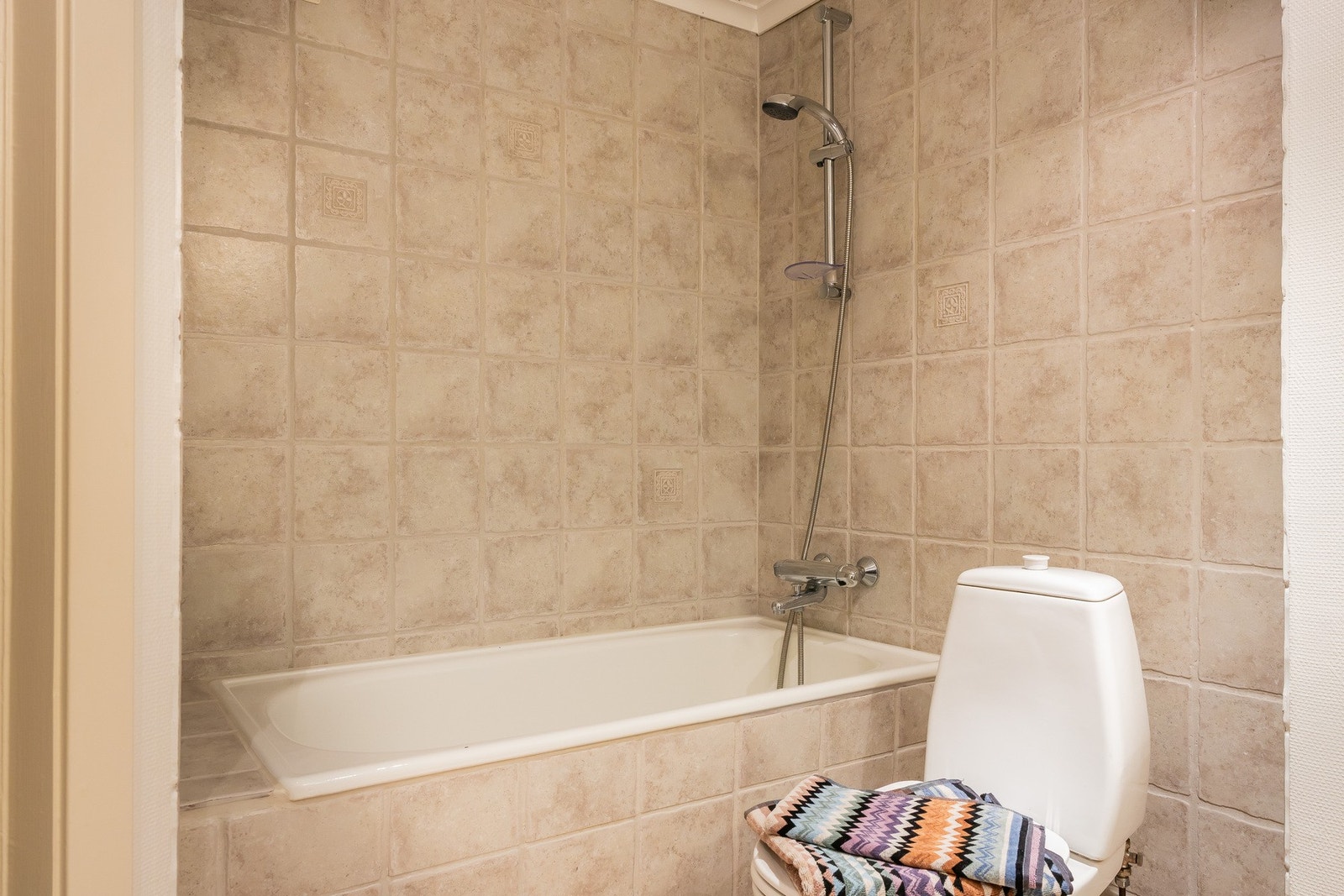 Badet har toalett, badekar, nyere servant med armatur nedfelt i heltre benkeplate, samt opplegg for vaskemaskin. Galleribilde