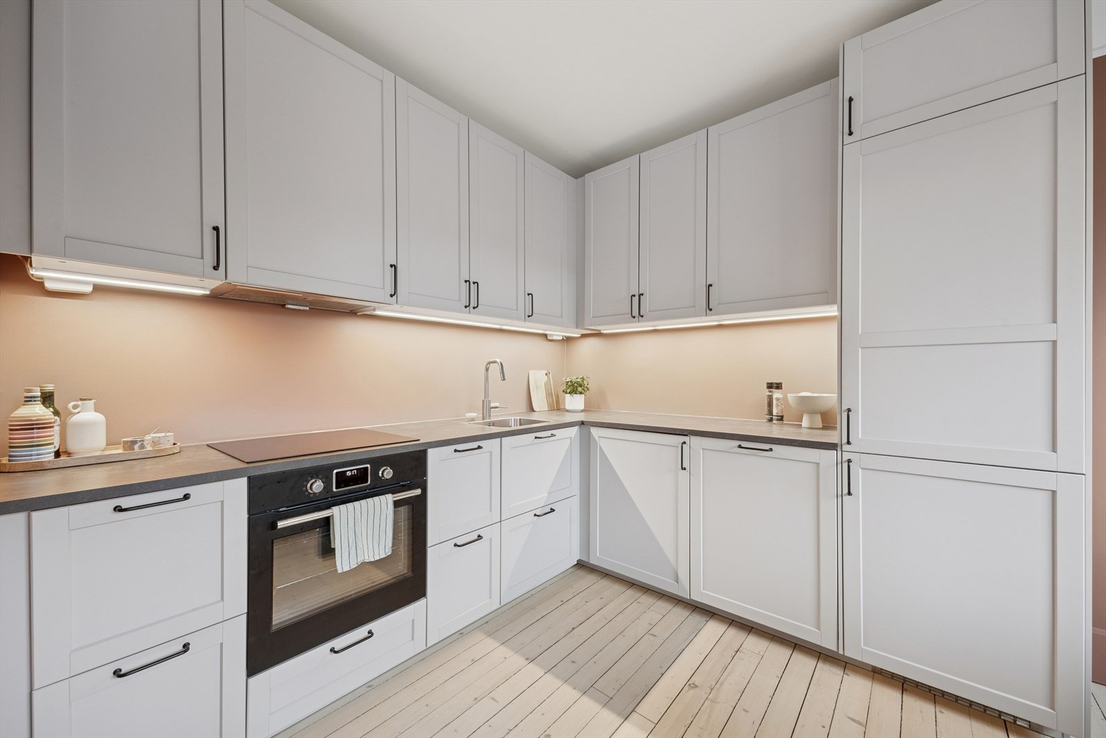 Kjøkkenet er fra Ikea og har fabrikklakkerte fronter Galleribilde