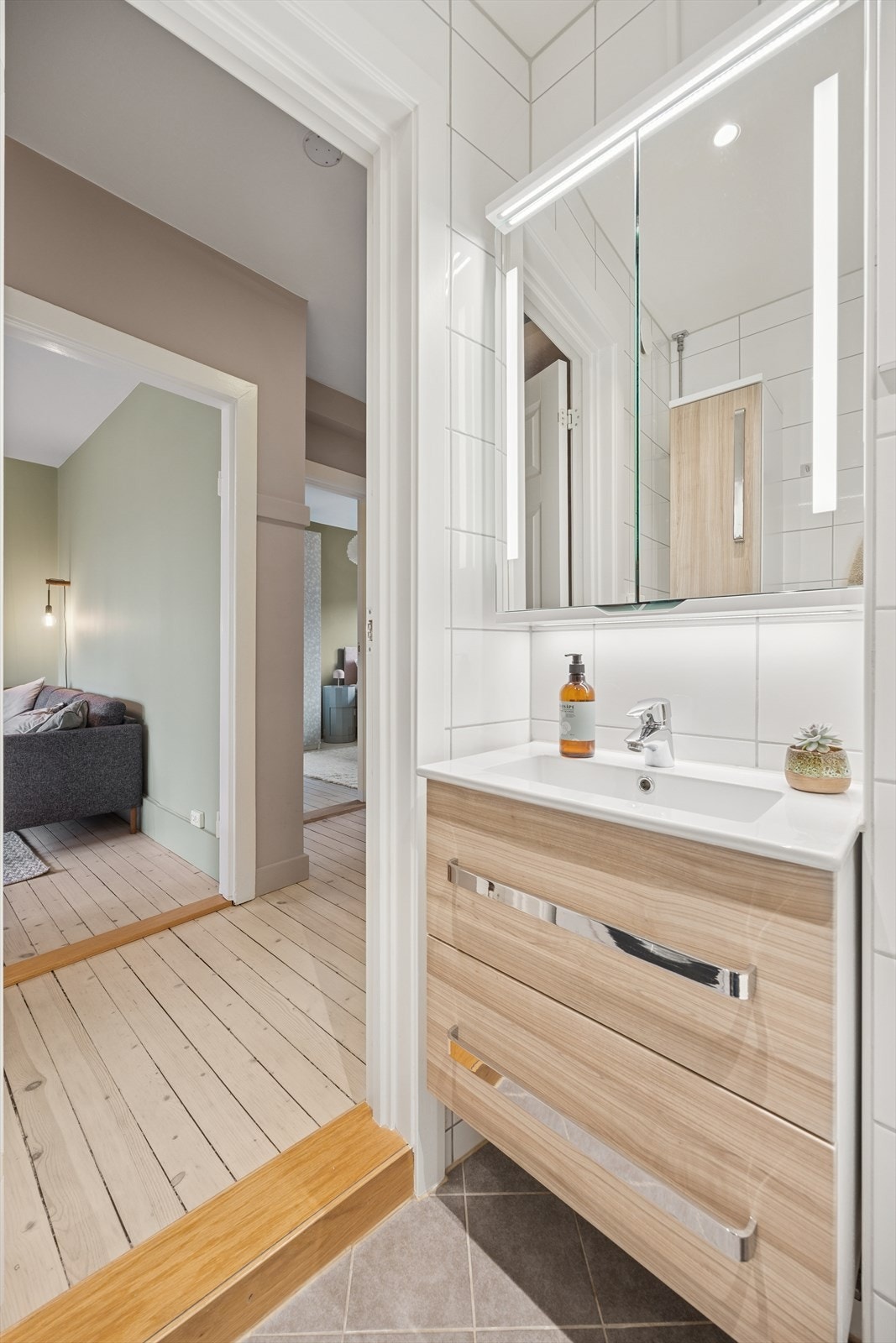 Badet er utstyrt med heldekkende servant, dusj med innfellbare dusjvegger og opplegg for vaskemaskin Galleribilde