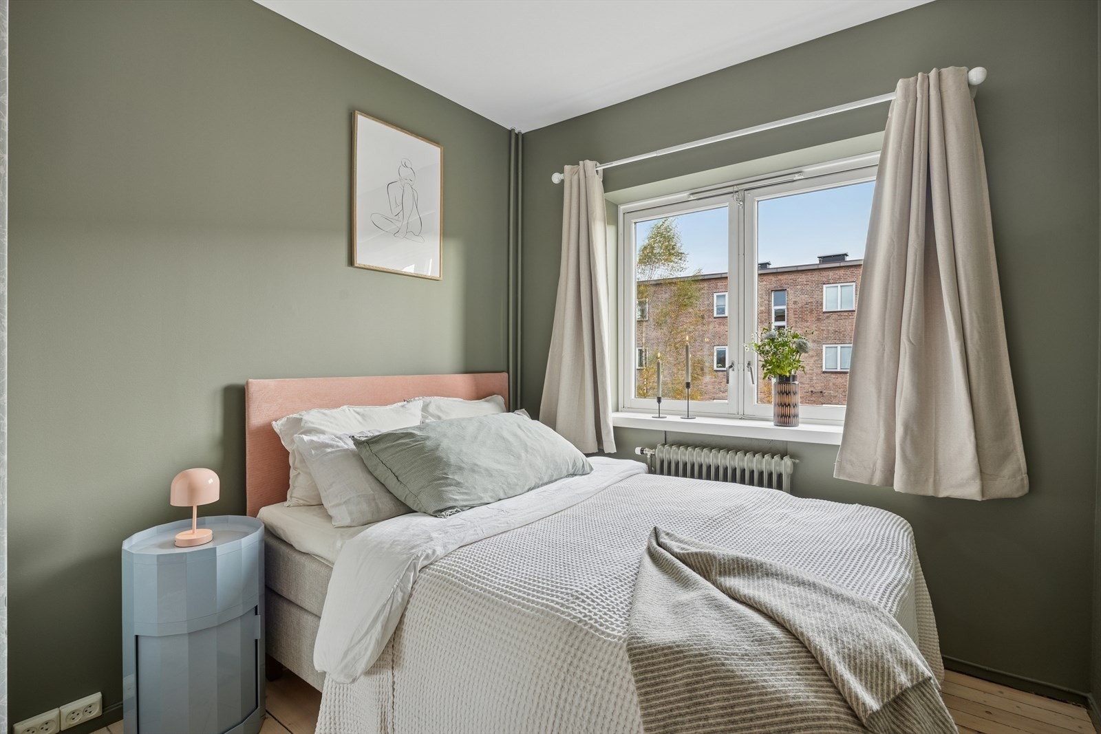 Hovedsoverommet er av god størrelse og har plass til stor seng og nattbord på begge sider Galleribilde