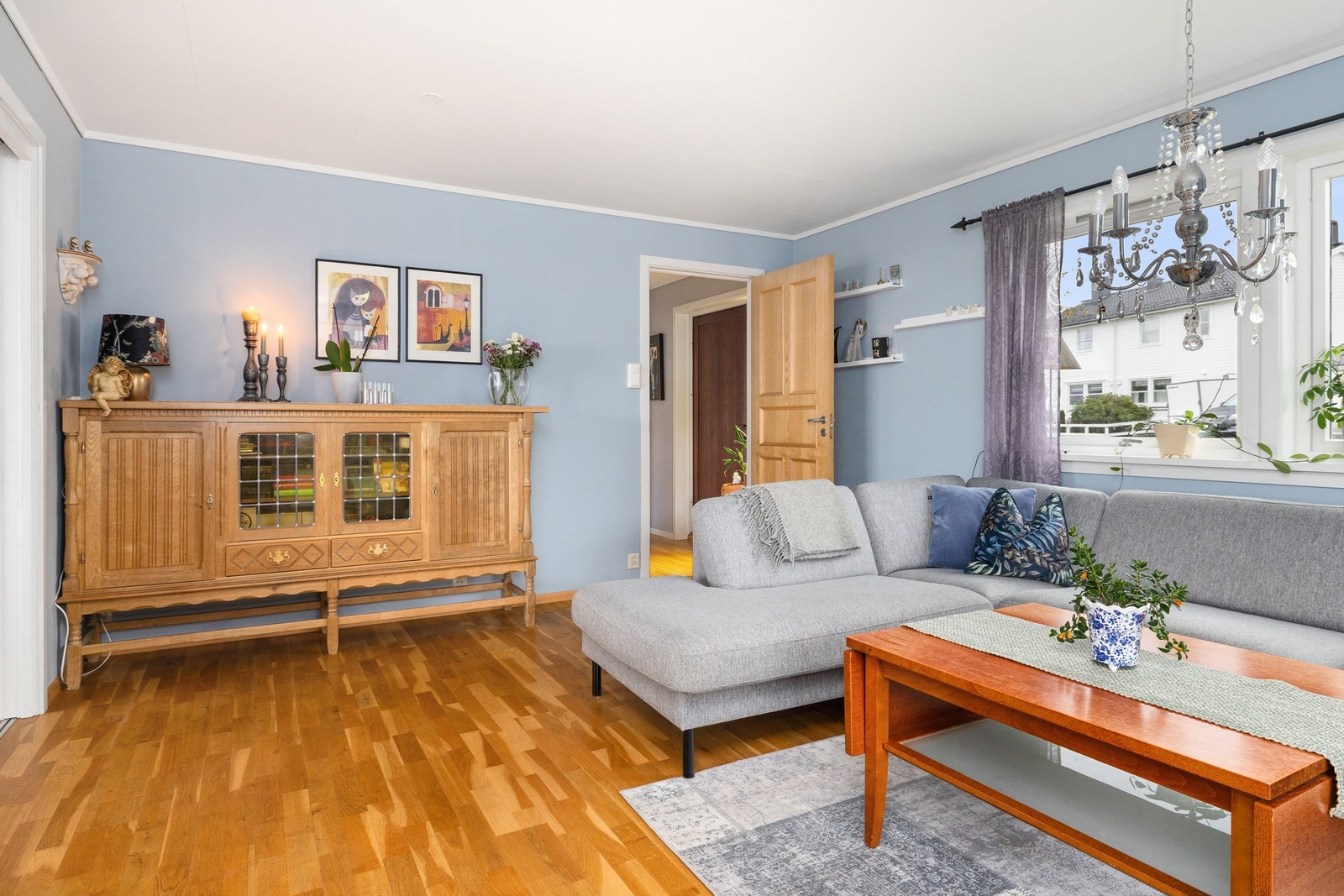 Romslig stue med gode møbleringsmuligheter Galleribilde