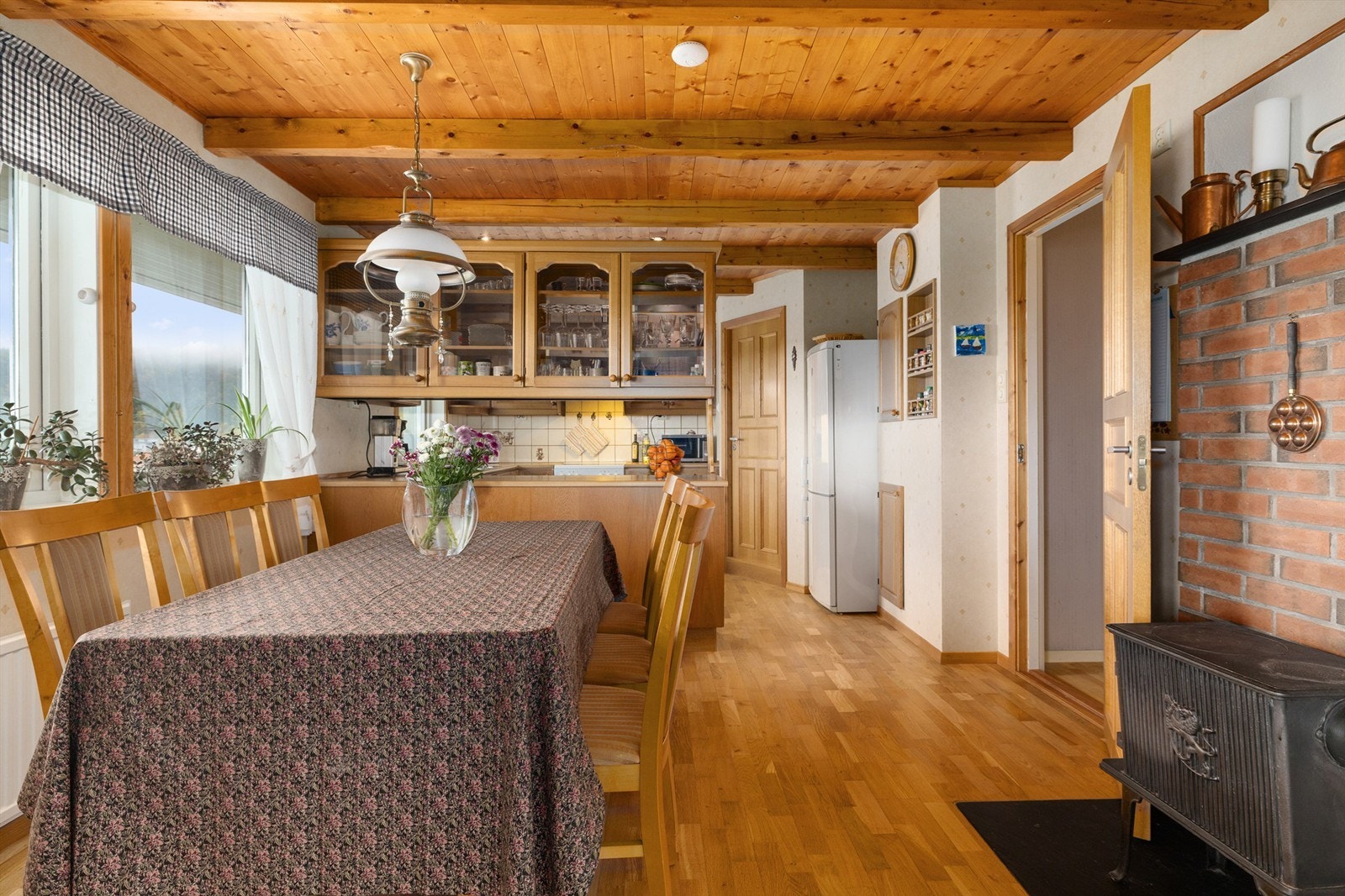 Trivelig kjøkken og spiseplass med vedovn som gir ekstra varme. Galleribilde