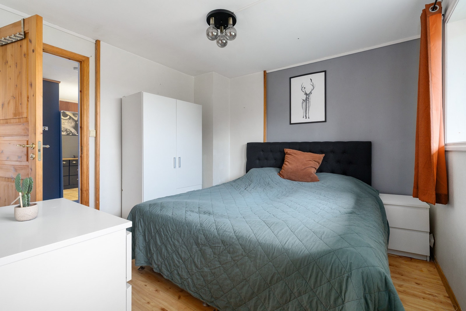 Soverom i sokkelleiligheten med plass til dobbeltseng og garderobe. Galleribilde