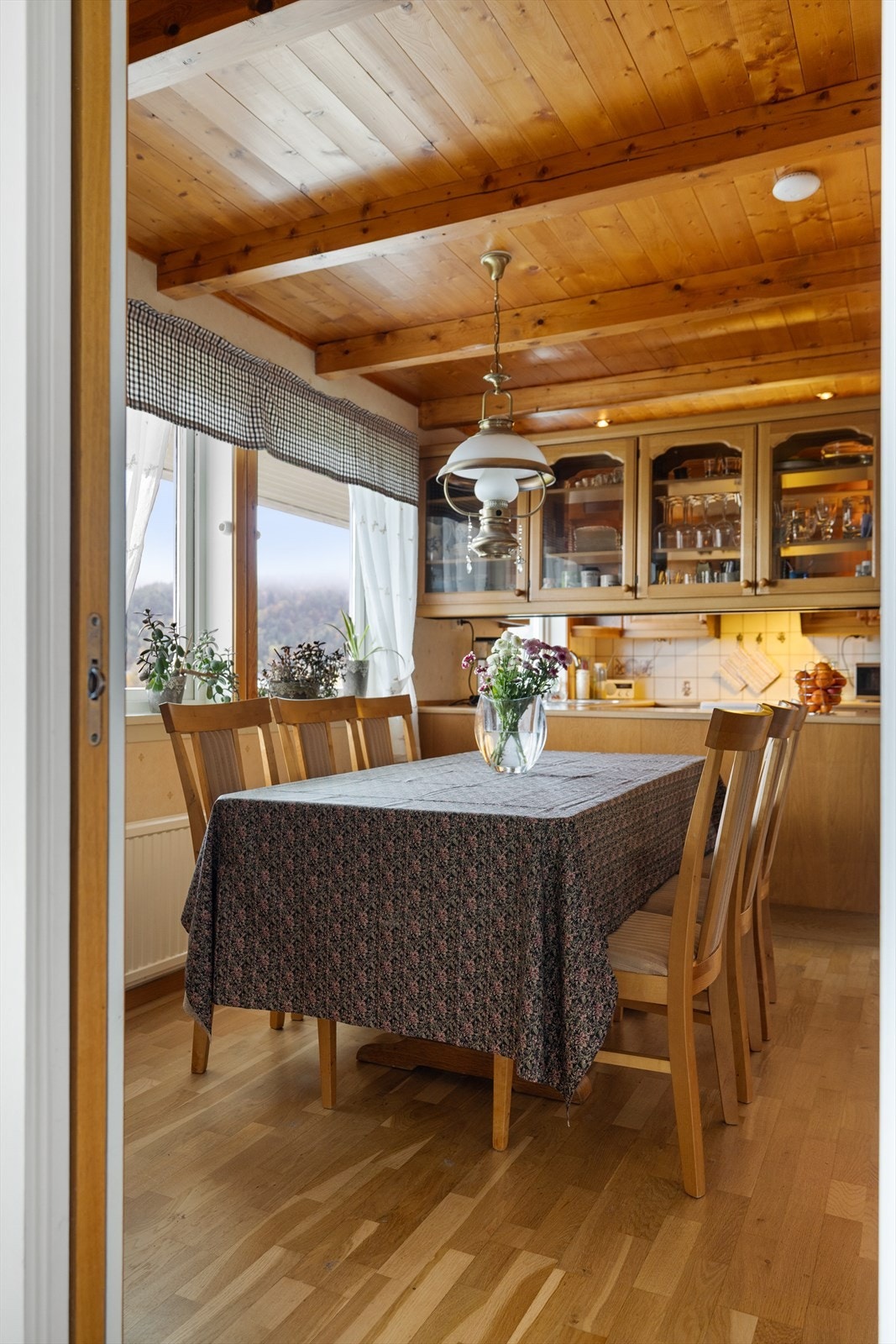 Spisestue med plass til hele familien rundt bordet. Galleribilde