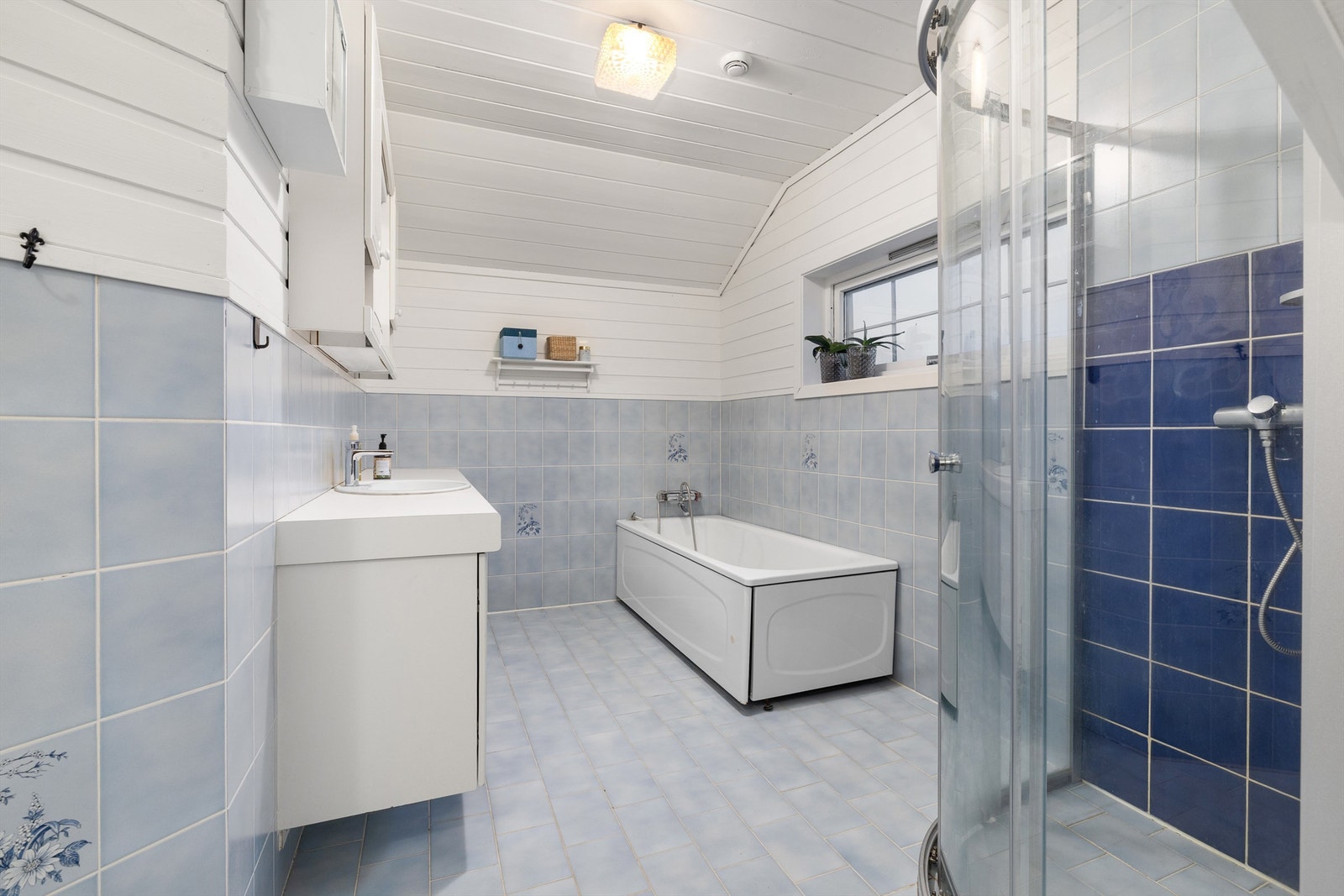 Bad på loftet med både dusj og badekar. Galleribilde