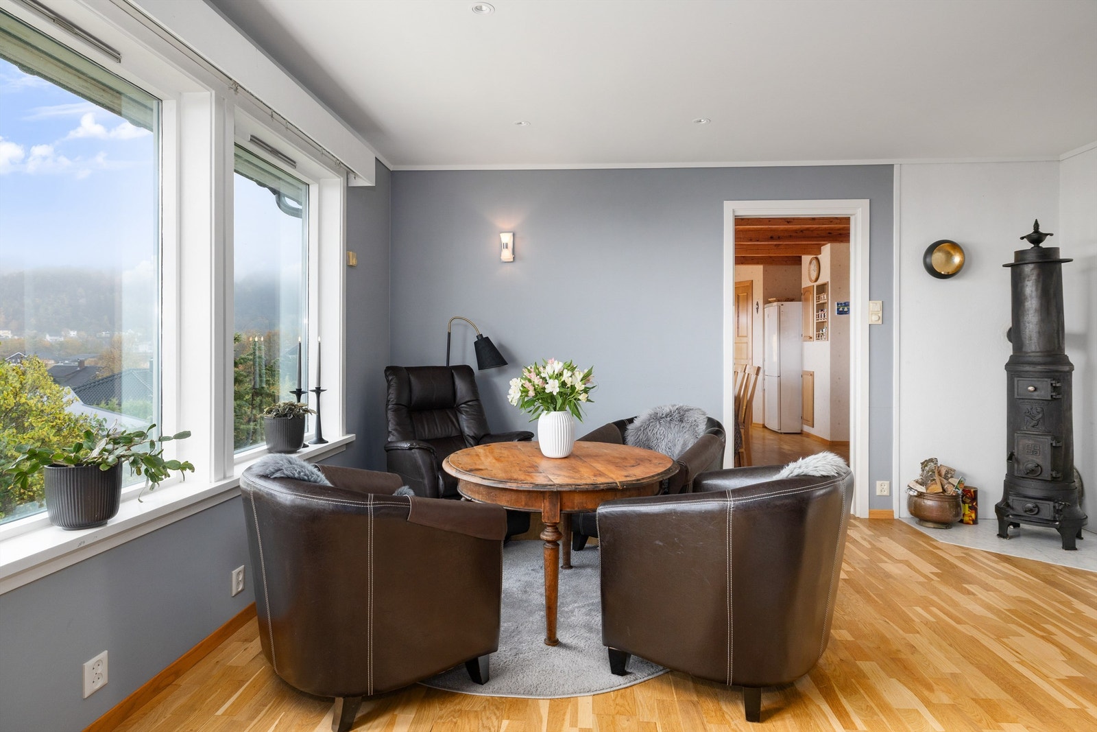 Koselig sittegruppe med flott utsyn og vedovn. Galleribilde