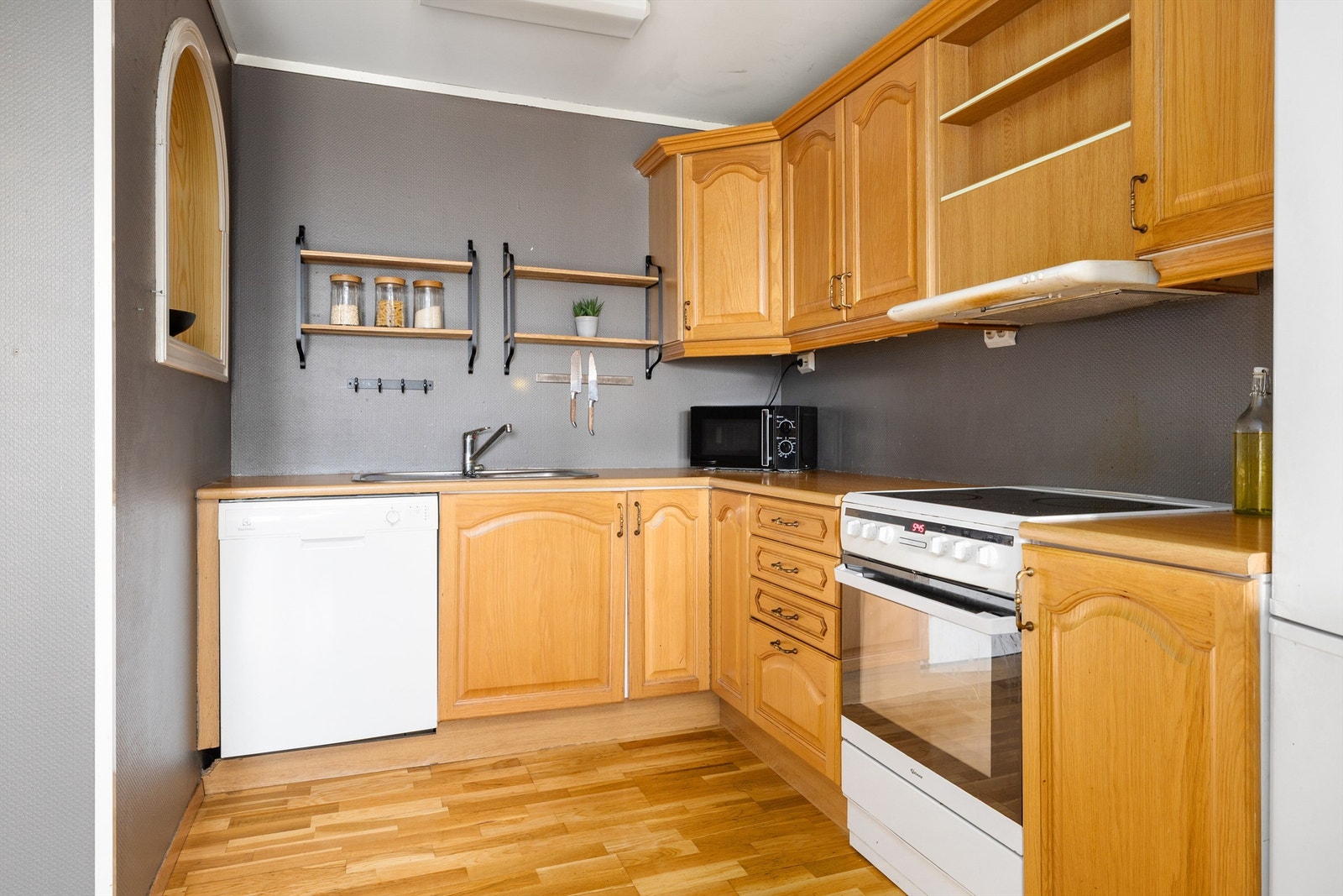 Kjøkkeninnredning med profilerte fronter. Galleribilde