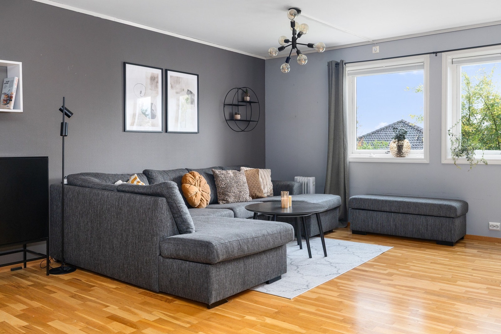 Stue med god plass til sofagruppe og vindu mot hagen. Galleribilde