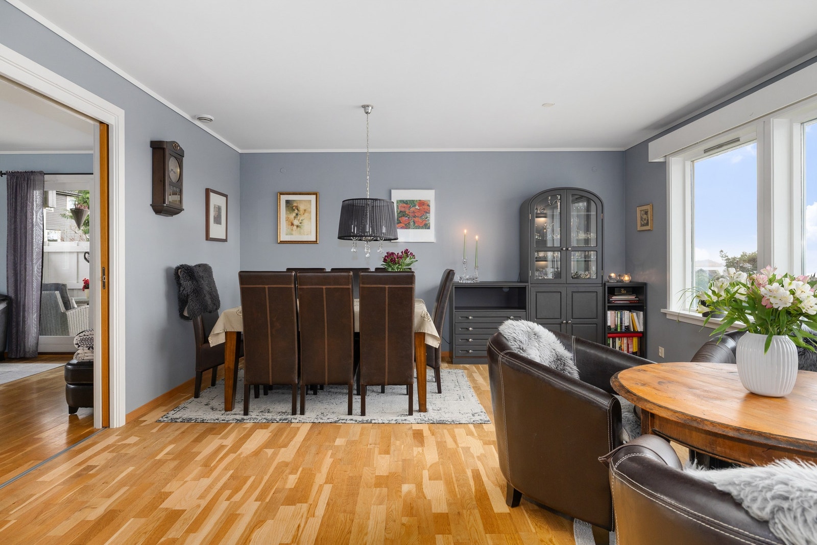 Spisestue med plass til langbord med flott utsikt. Galleribilde