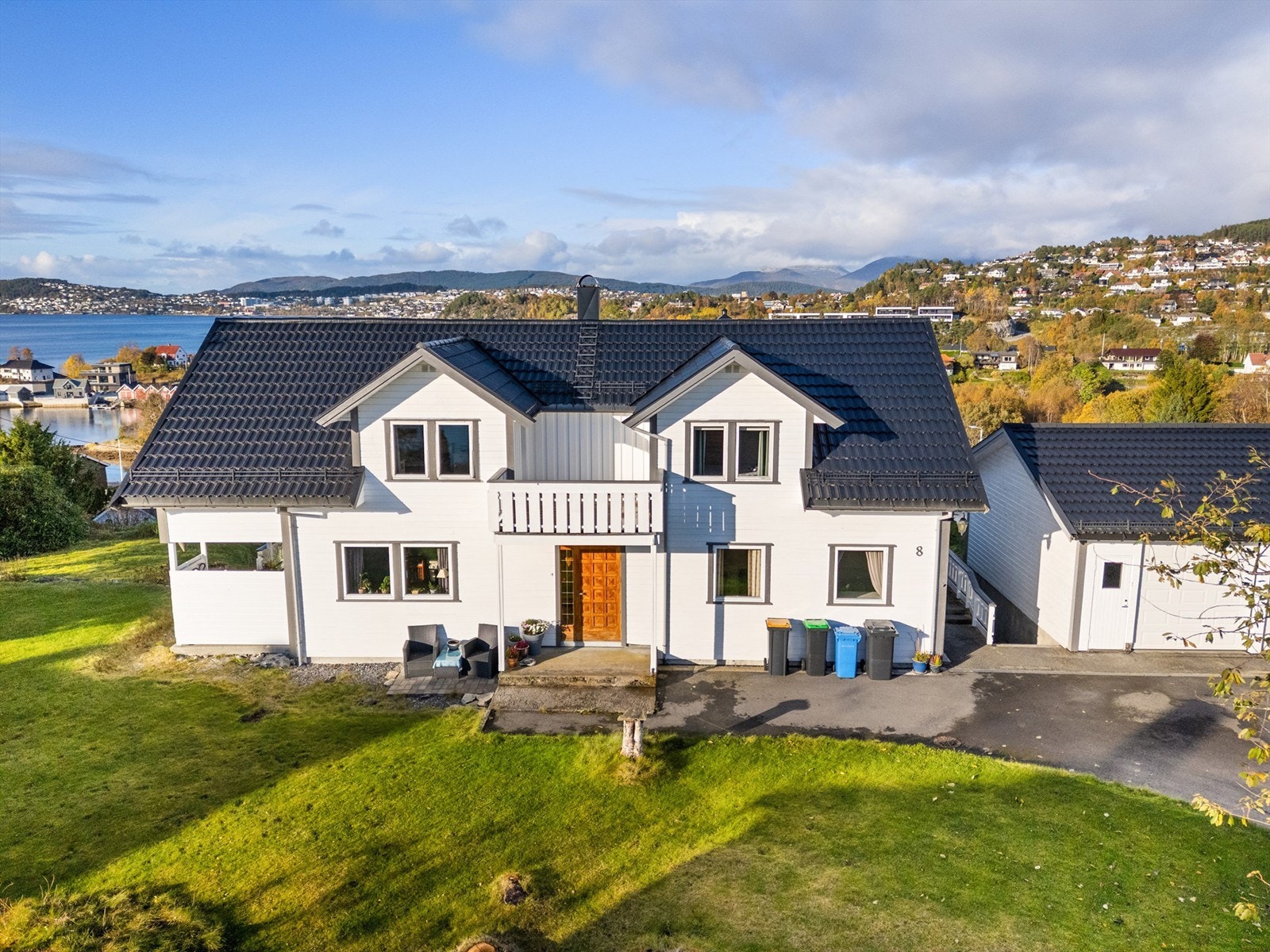 Fasade med hovedinngang, innkjøring og garasje -taket ble fornyet i 2020-2022 Galleribilde