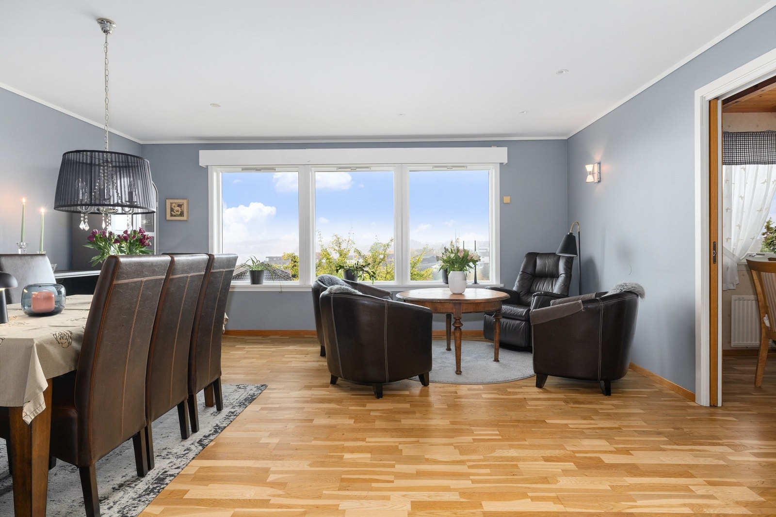 Spisestue og stue med store vinduer som gir godt lysinnslipp. Galleribilde