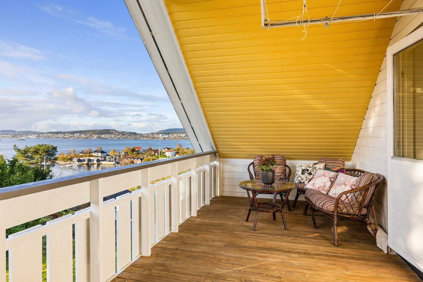 Romslig overbygd veranda med nydelig utsikt. Galleribilde