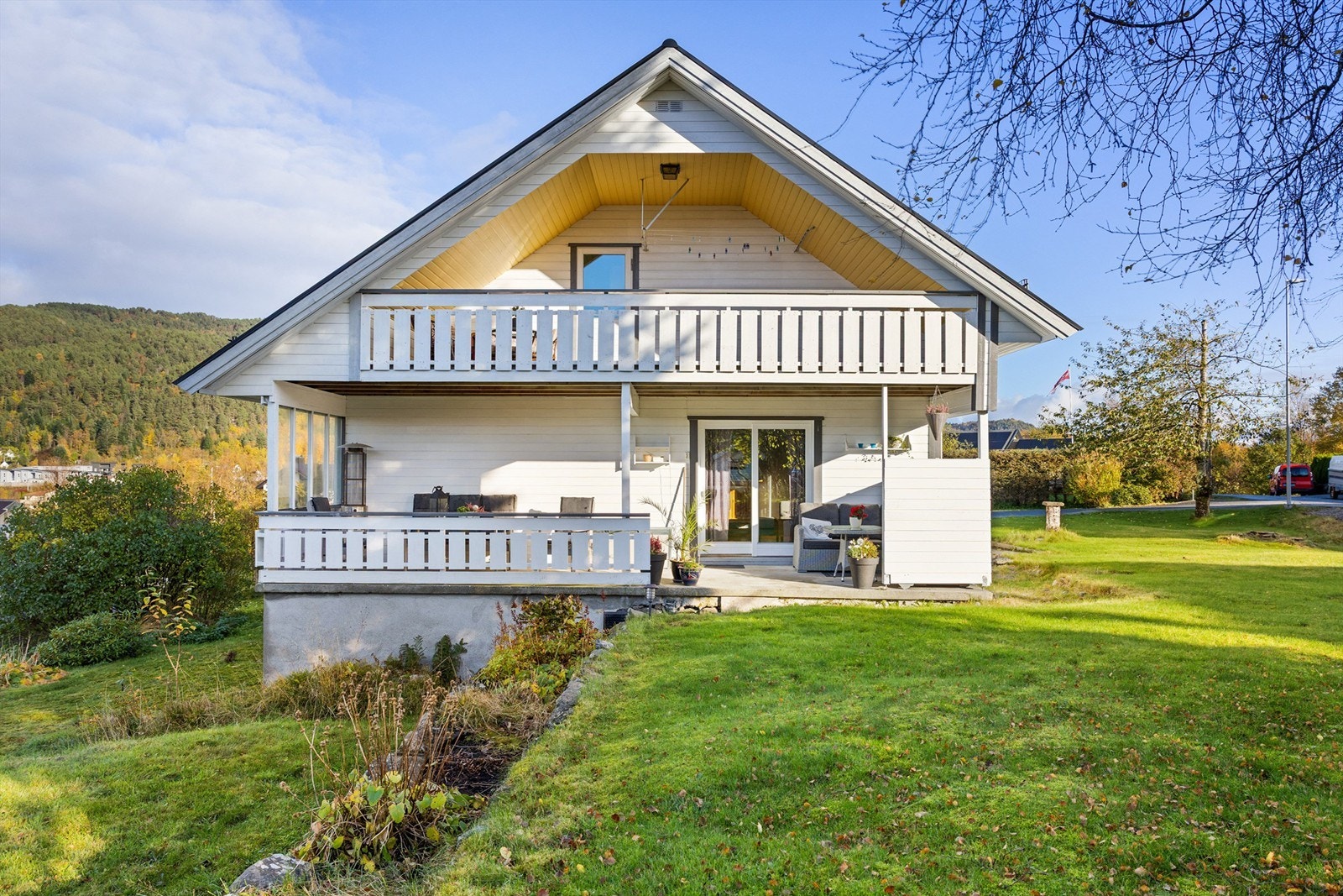 Uteplass med overbygd terrasse og balkong i 2. etasje. Galleribilde