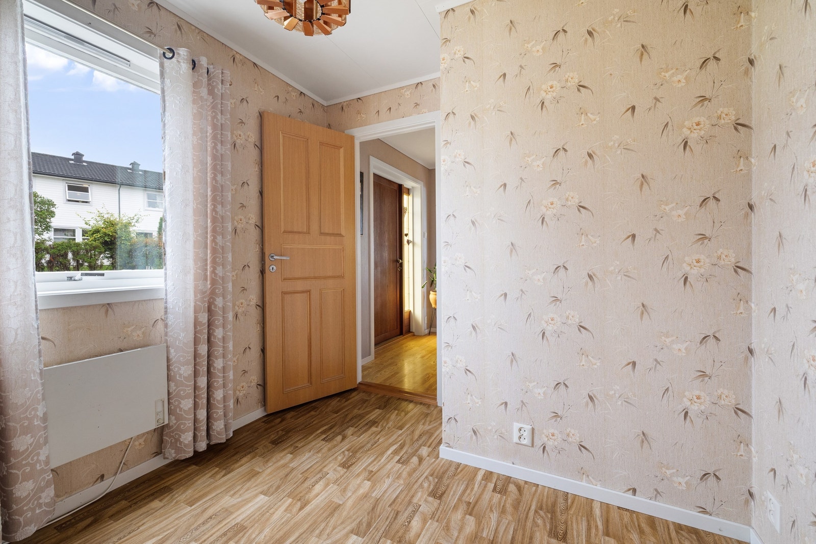 Soverom med vindu mot hagen og naturlig lysinnslipp. Galleribilde