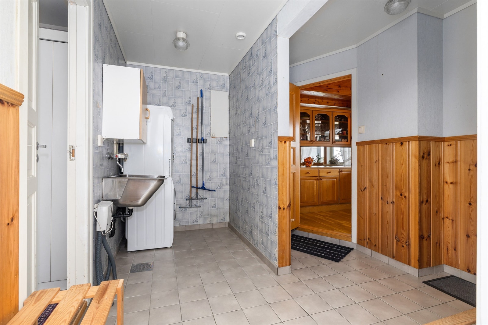 Vaskerom med skyllekar, opplegg for vaskemaskin og flislagt gulv Galleribilde